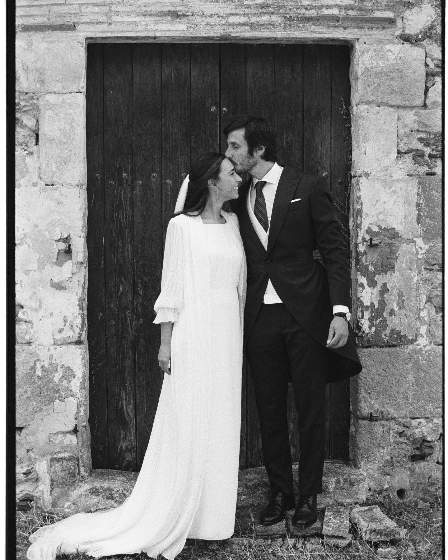 Para nosotras Elena es felicidad, naturalidad y elegancia✨

Que bonito y entra&ntilde;able ha sido acompa&ntilde;arte durante todo el proceso de dise&ntilde;ar y confeccionar tu vestido de novia a medida ❤️

Las fotos hablan por si solas, derrochar t