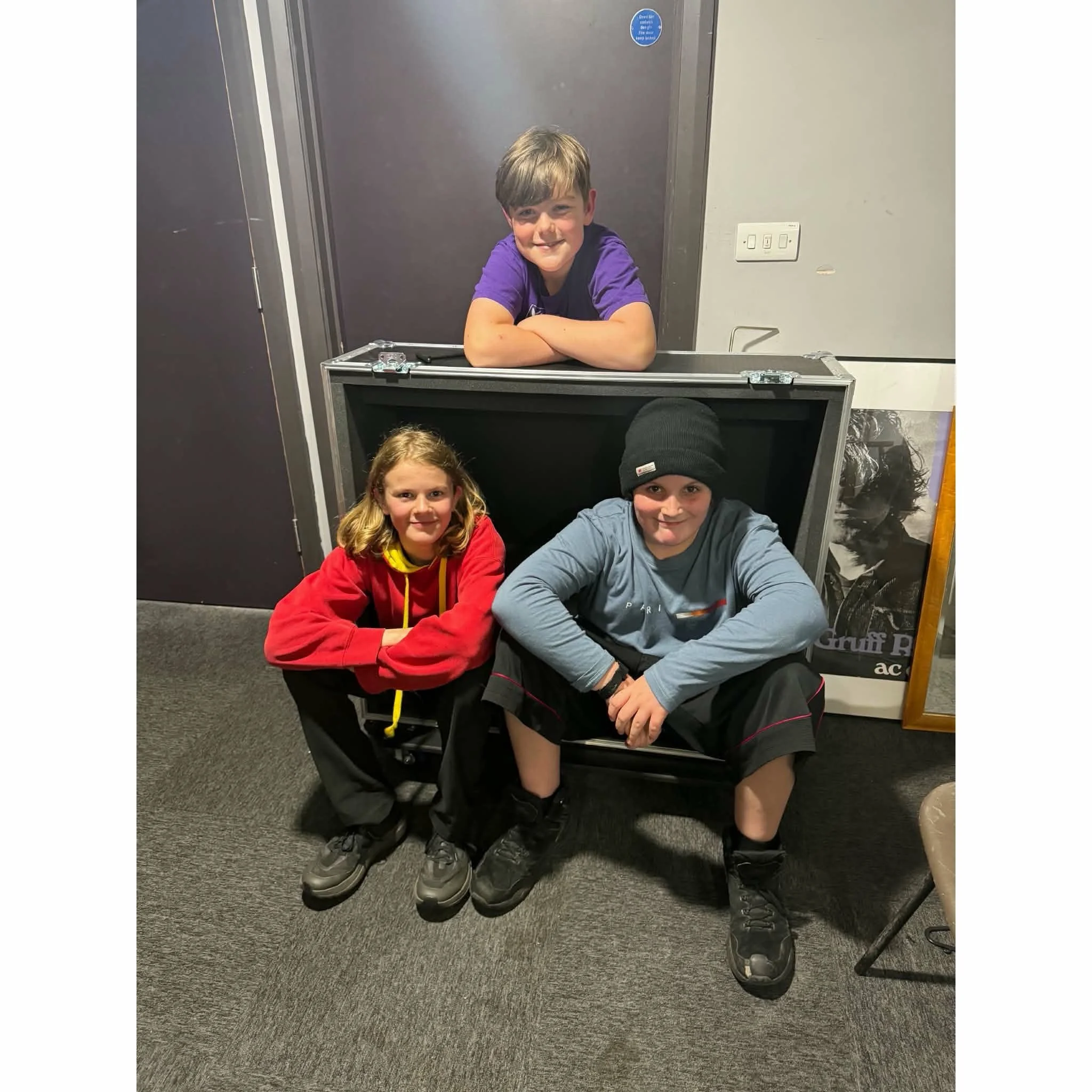 FfrwyDri ar BBC Radio Cymru! 🎧

Un o&rsquo;r pethau a wnaeth RiFF DigiLab mor arbennig yr haf hwn oedd gweld beth ddigwyddodd pan gafodd pobl ifanc y gofod, yr amser a&rsquo;r cyfle i greu cerddoriaeth gyda&rsquo;i gilydd.

Daeth tri o&rsquo;n cyfra