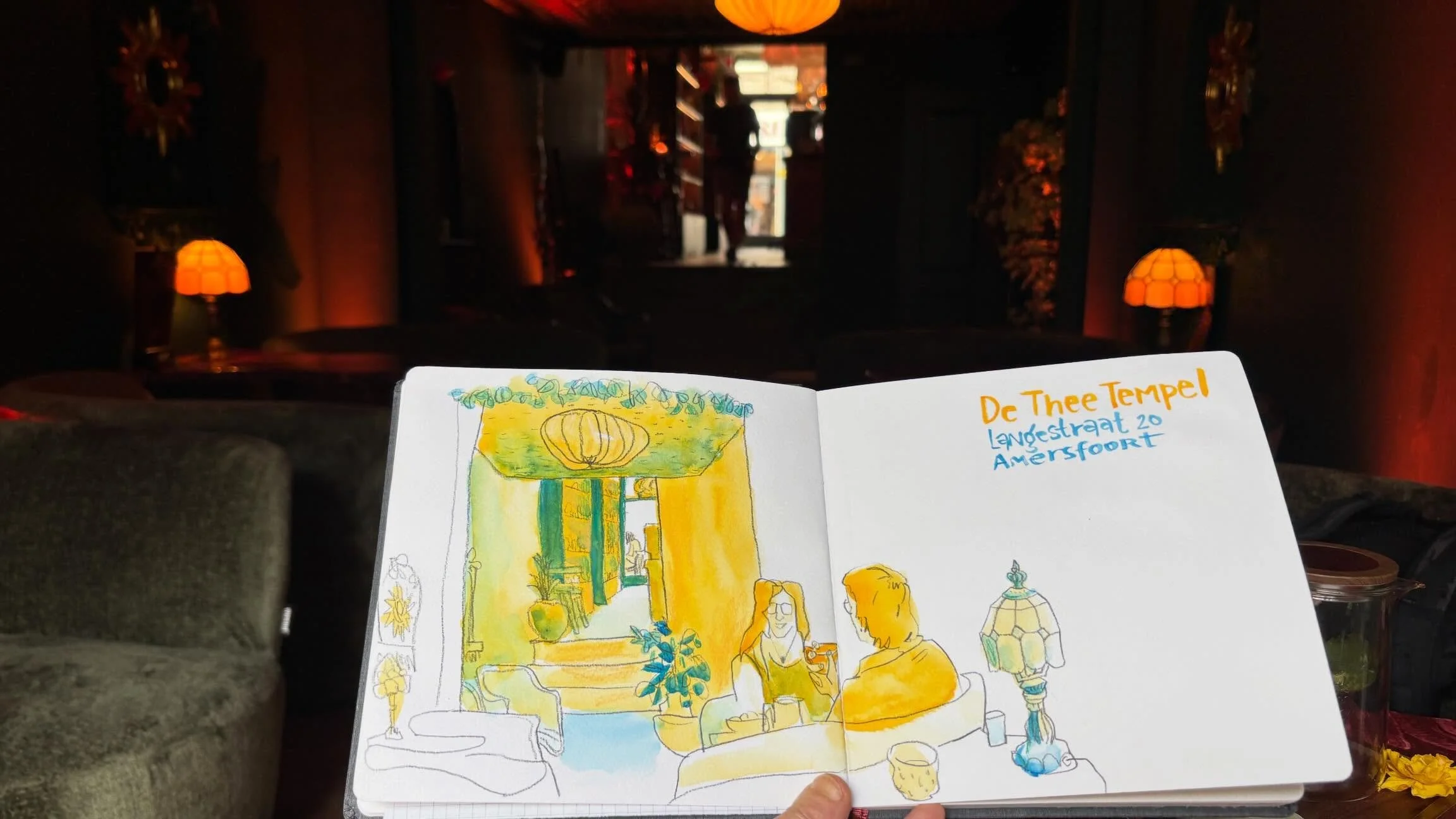 It was busy in town this afternoon. Warm too. So I was very happy to take a quiet moment with my sketchbook and my husband. And a good cup of tea (yes, not coffee this time!), at 
@detheetempel 

Materials used:
-Hahnem&uuml;hle watercolor book, 19.5