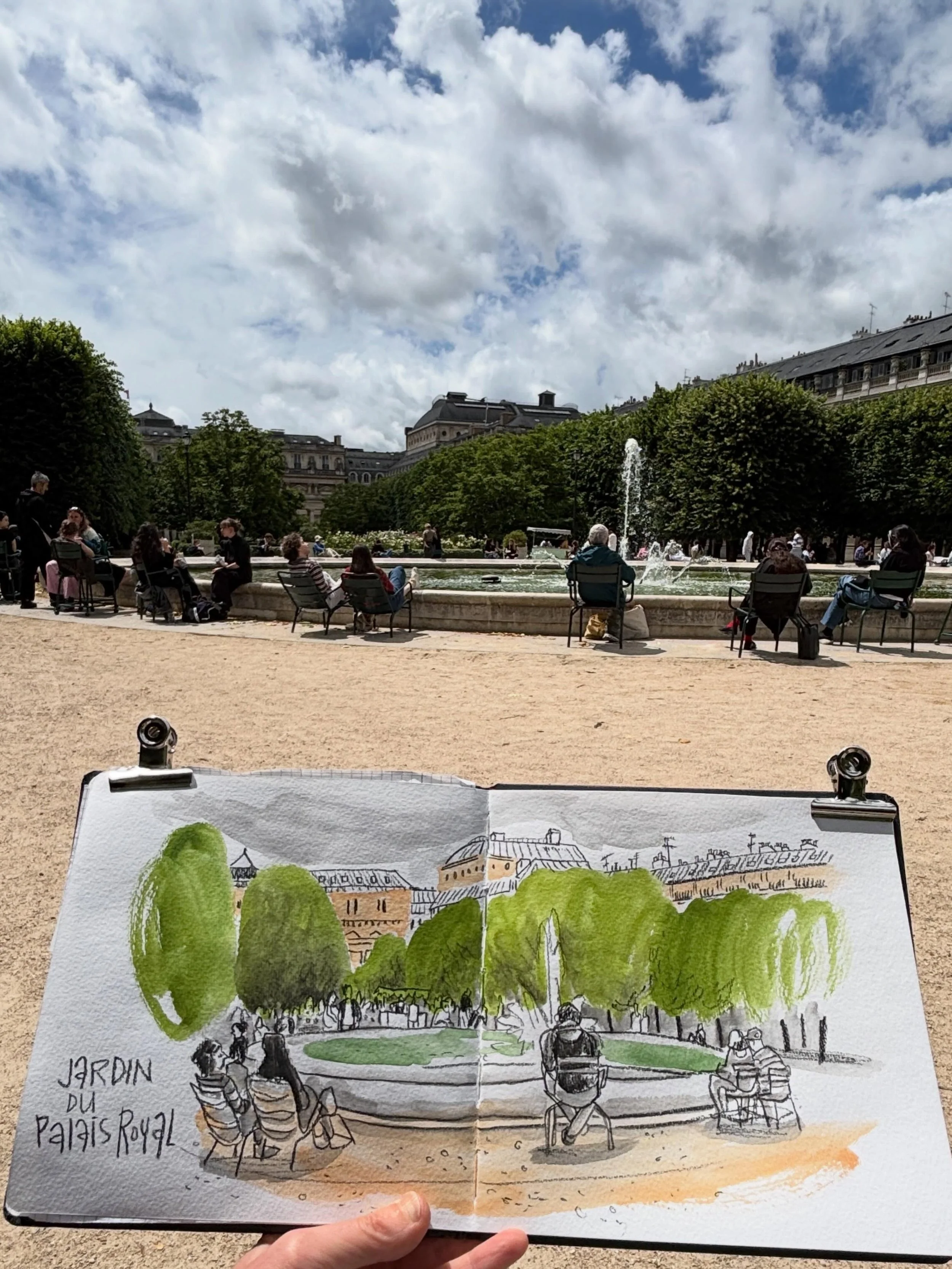 Last moments in Paris for this quick trip. 
Stay tuned because I recorded the process of this one, for an upcoming Draw Tip Tuesday! 

Just a reminder that the workshop Paris Sketchbook is a few months from now. A week of sketching in Paris at the en