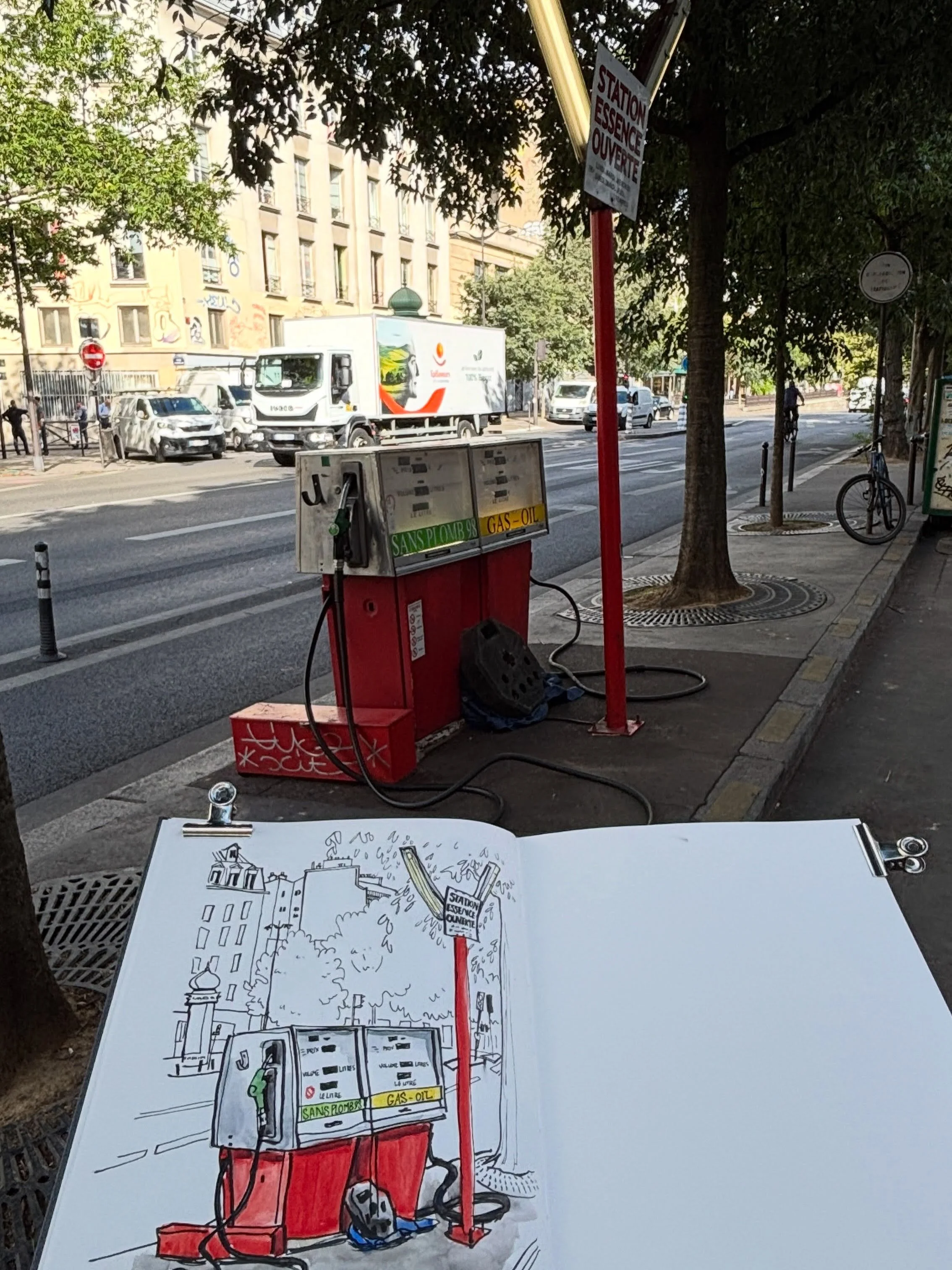 What a day! 
Sketchcrawl today with @cynthiamorris to warm up for the Paris Sketchbook workshop which is starting tomorrow. (Oh and I only took photos of these but did even more drawings!)

I can&rsquo;t wait to meet all the artists with whom we (@ma