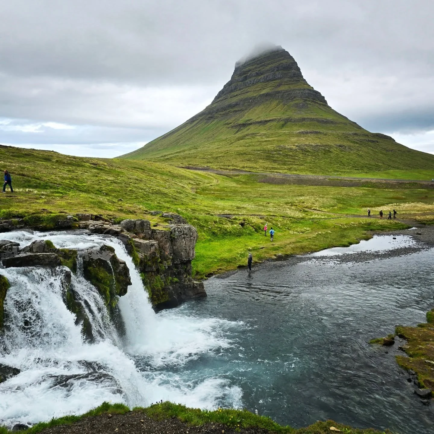 Iceland hold a special place in my heart, similar to that of the Lake District... I think its just the raw natural beauty and views like this to Kirkjufell mountain.
#kirkjufellsfoss #kirkjufell #iceland #icelandtrip #icelandnature #icelandadventur