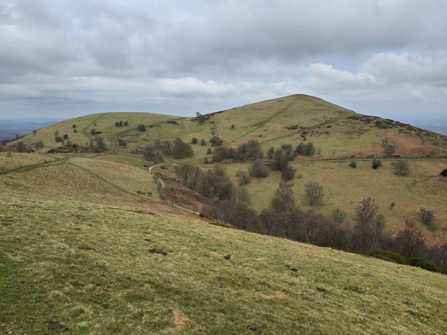 A stunning afternoon walk over the Malvern Hills today, reaching the summits of 5 of the highest peaks within the AONB including Worcestershire Beacon.
#worcestershire #worcestershirebeacon #malvernhills #malvernhillswalk #hill #hills #northhill #ao