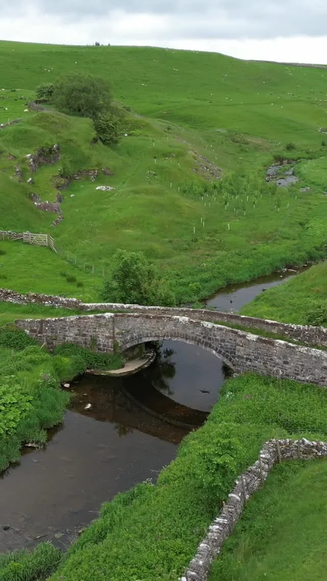 The isolated Smardale Bridge along the Coast to Coast it a real landmark on the walk to Kirkby Stephen. The sound of the stream and nothing but sheep and open fields around you is nothing but serene.
#coasttocoast #yorkshiredales #makingmemories #s