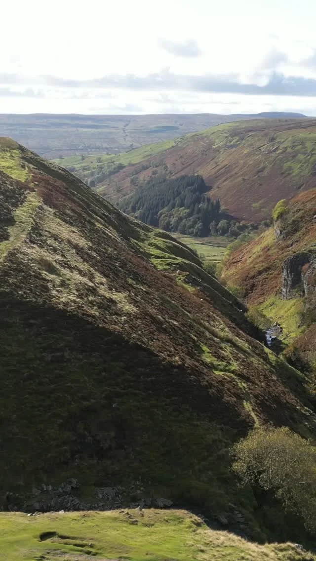 The steep valley of Swinner Gill in the Yorkshire Dales National Park and a real feature of the #coasttocoast walk. Dramatic views, waterfalls and ruins everywhere!
#mountainlovers #yorkshire #yorkshiredales #valley #moorland