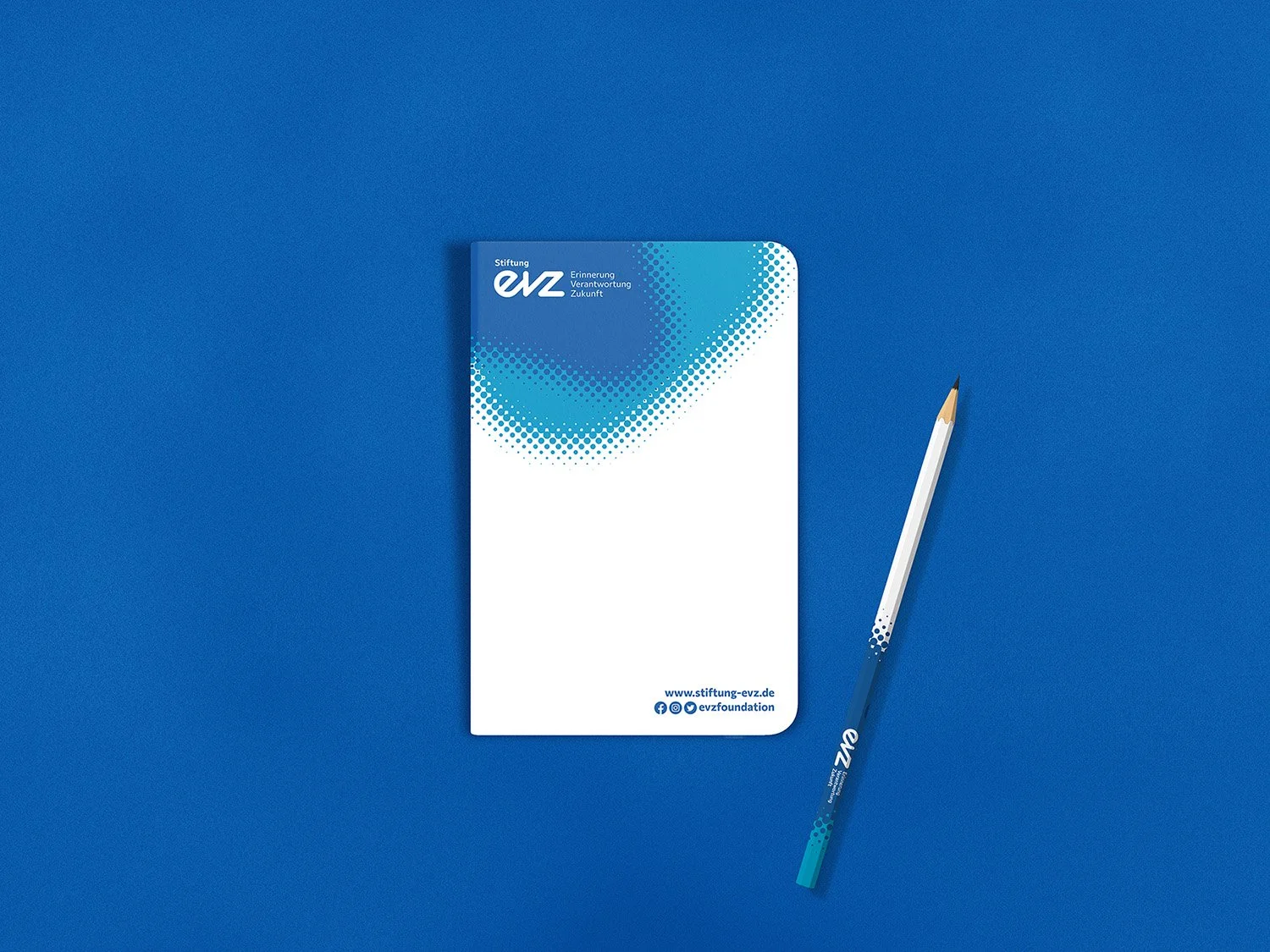 Notizbuch und Stift im EVZ Corporate Design