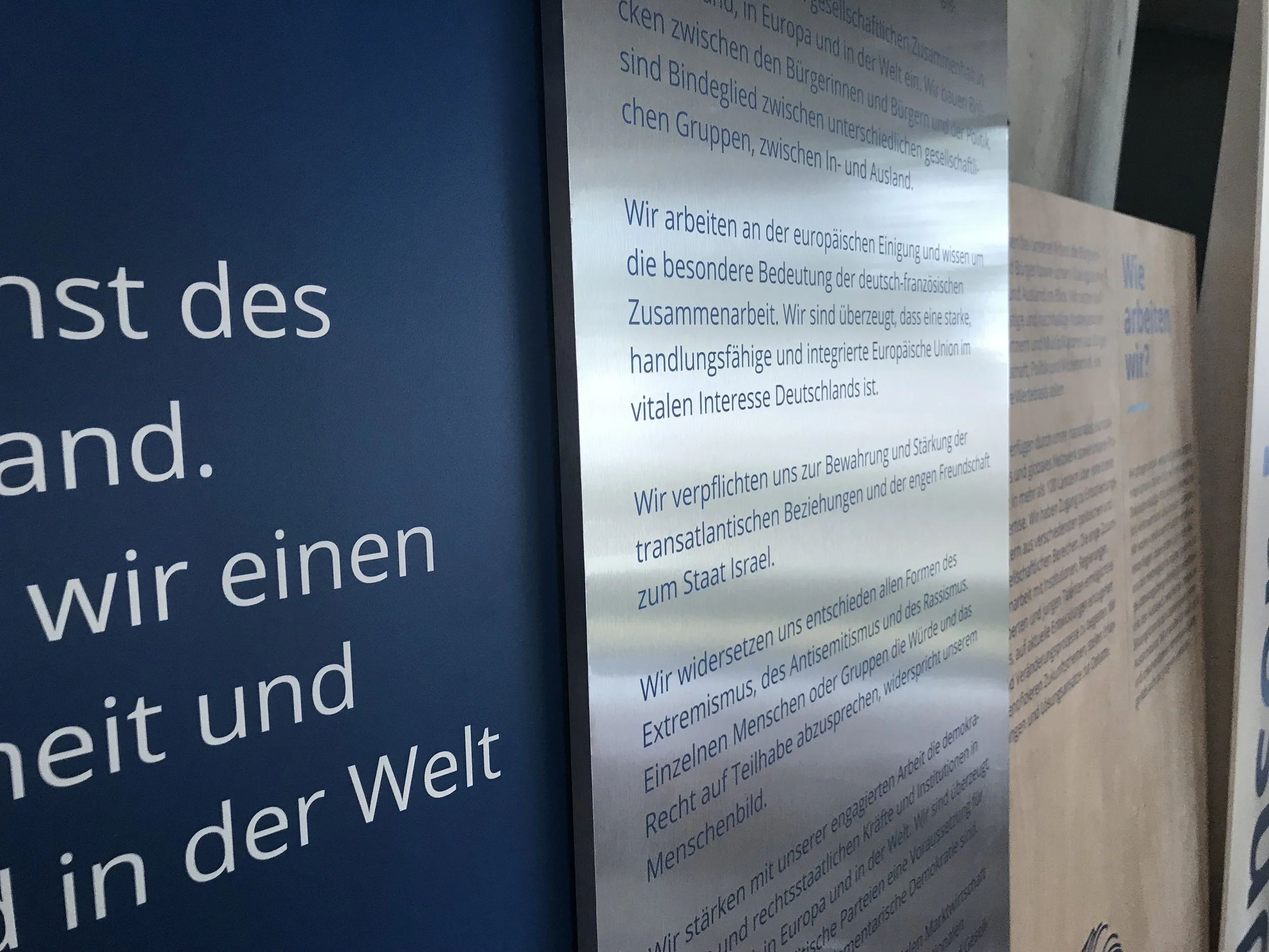 Detailfoto von Aufstellern mit Texten aus dem Leitbild der Konrad-Adenauer-Stiftung