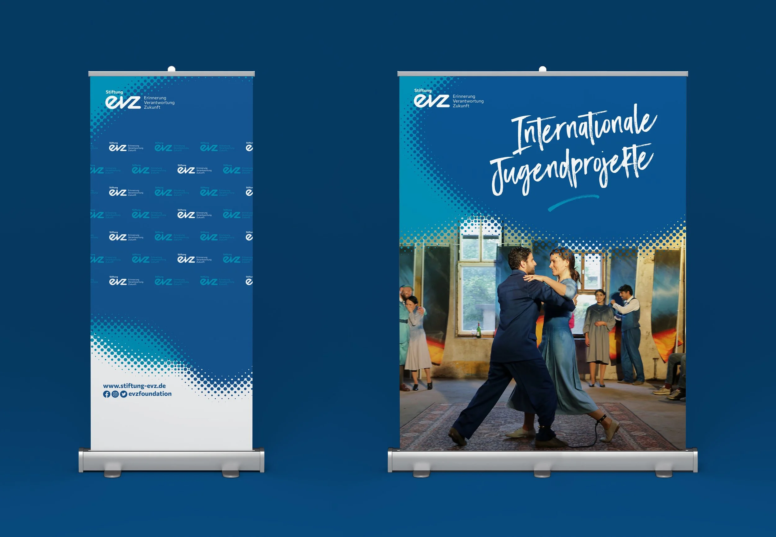Roll-Ups der Stiftung EVZ, eines mit Logo-Muster, eines zum Thema Internationale Jugendprojekte