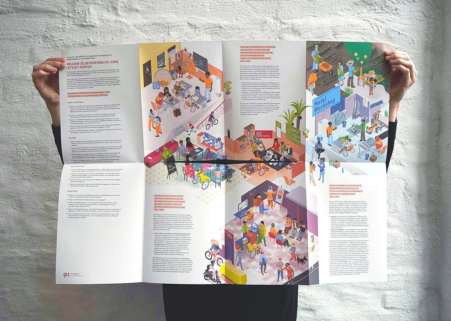 Aufgeklappte Posterbroschüre mit Illustrationen zum Thema Inklusion, die yellow too für die GIZ umgesetzt hat, wird von zwei Händen hoch gehalten