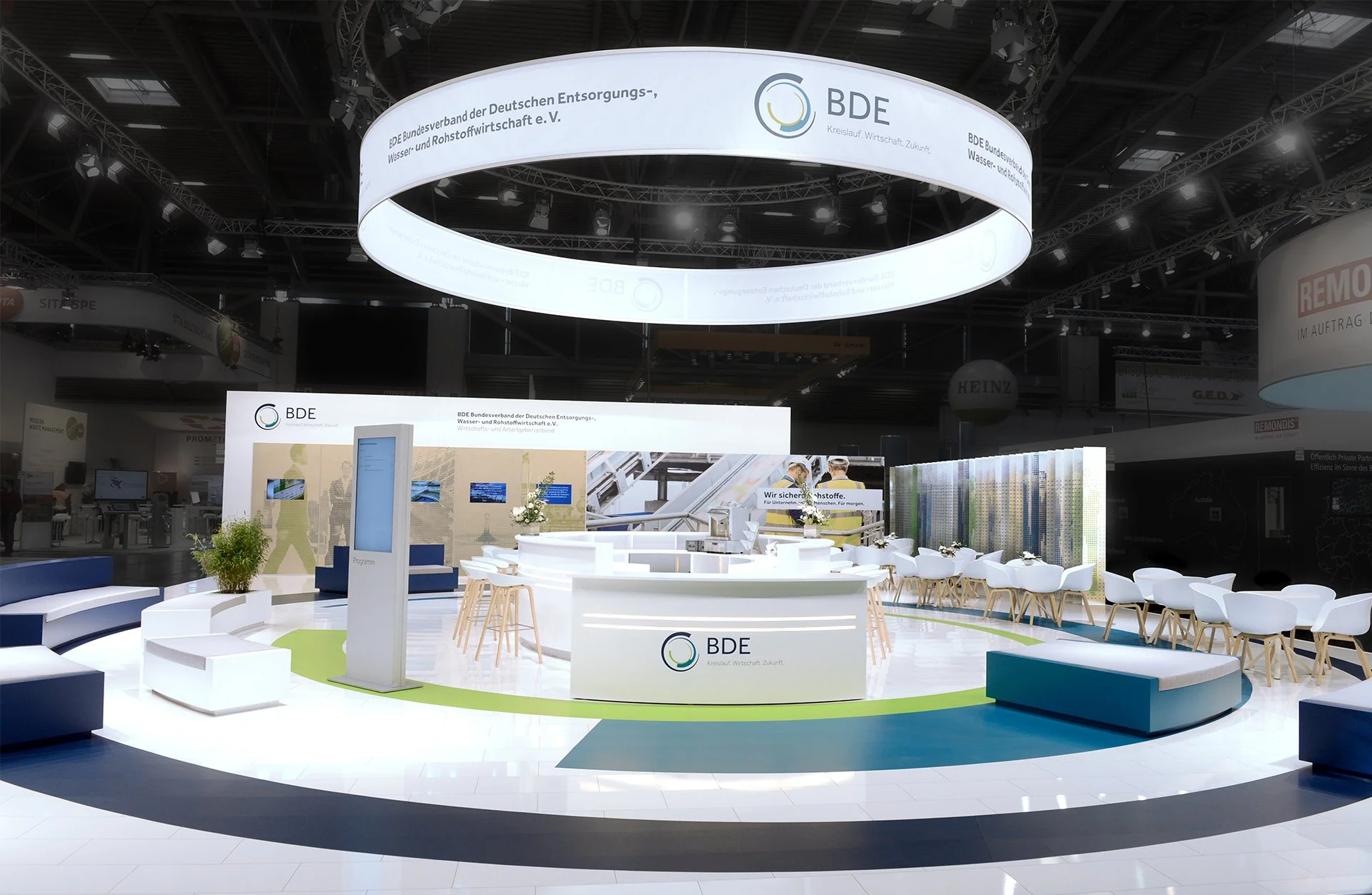 Frontalansicht vom Messestand des BDE mit Infowänden und Sitzmöglichkeiten aus der IFAT