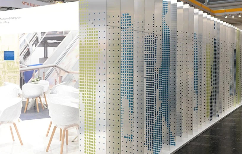 Lamellen auf dem Messestand des BDE auf der IFAT in München im neuen Corporate Design