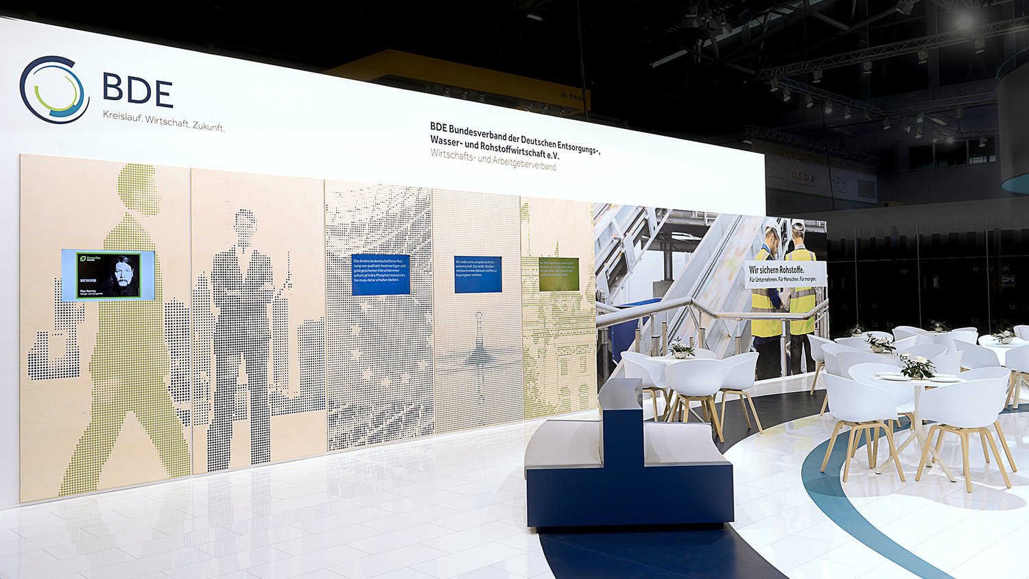 Seitenansicht des Messestand des BDE auf der IFAT mit Infowand und Videos
