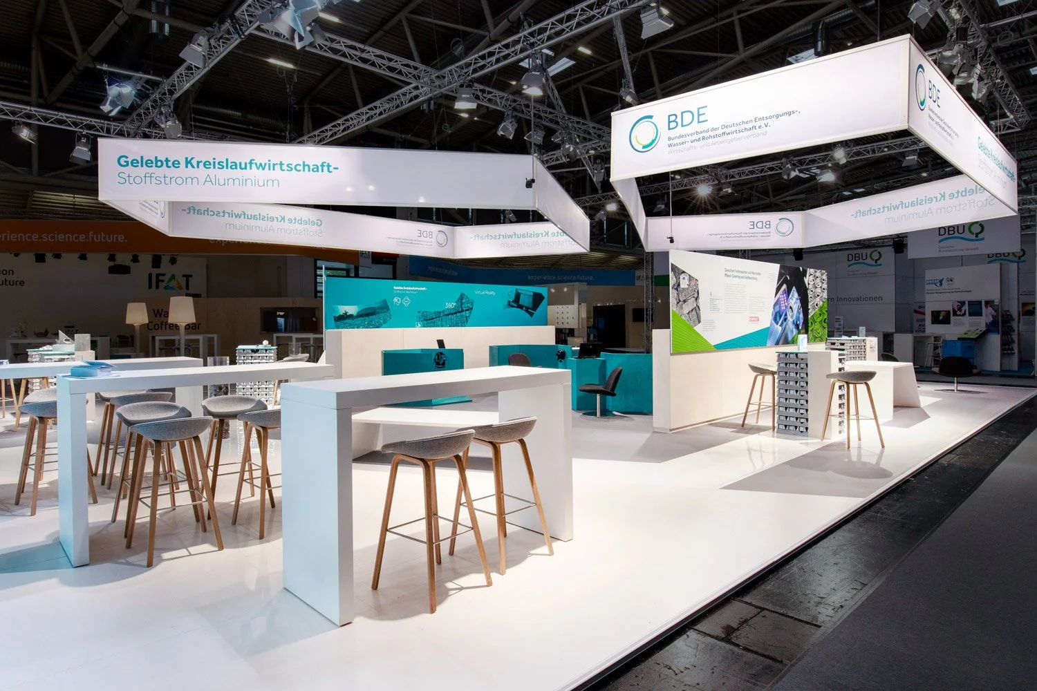 Schrägansicht des Messestand der Sonderfläche auf der IFAT in München mit Sitzmöglichkeiten und Infowänden