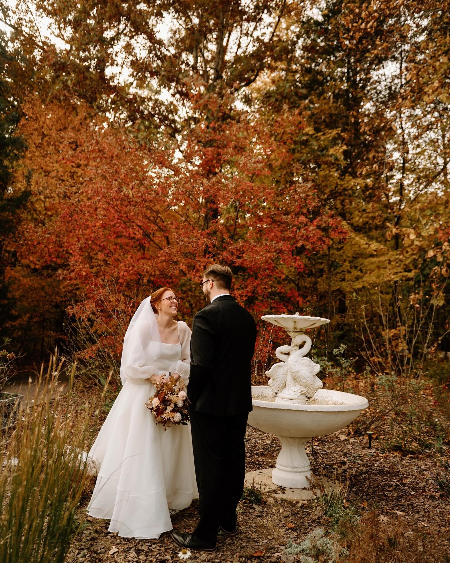 A wedding from last weekend that screamed, &ldquo;it&rsquo;s fallllllll!!!!&rdquo; 🍁🪵🍂

Kenzey &amp; Dalton got peak leaves and perfect weather after booking their venue 3 years ago and myself 2 years ago, talk about divine luck. Days like these a