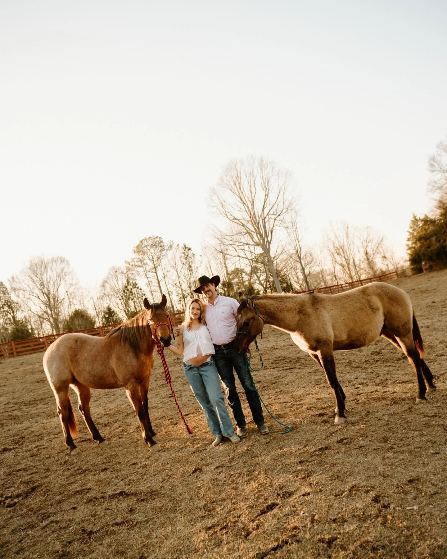 Couldn&rsquo;t wait any longer to get these beauties on my feed, truly one of my favorite sessions I&rsquo;ve ever done. Documenting K&amp;J on their ranch before baby arrives 🌾🐴🪶🪵