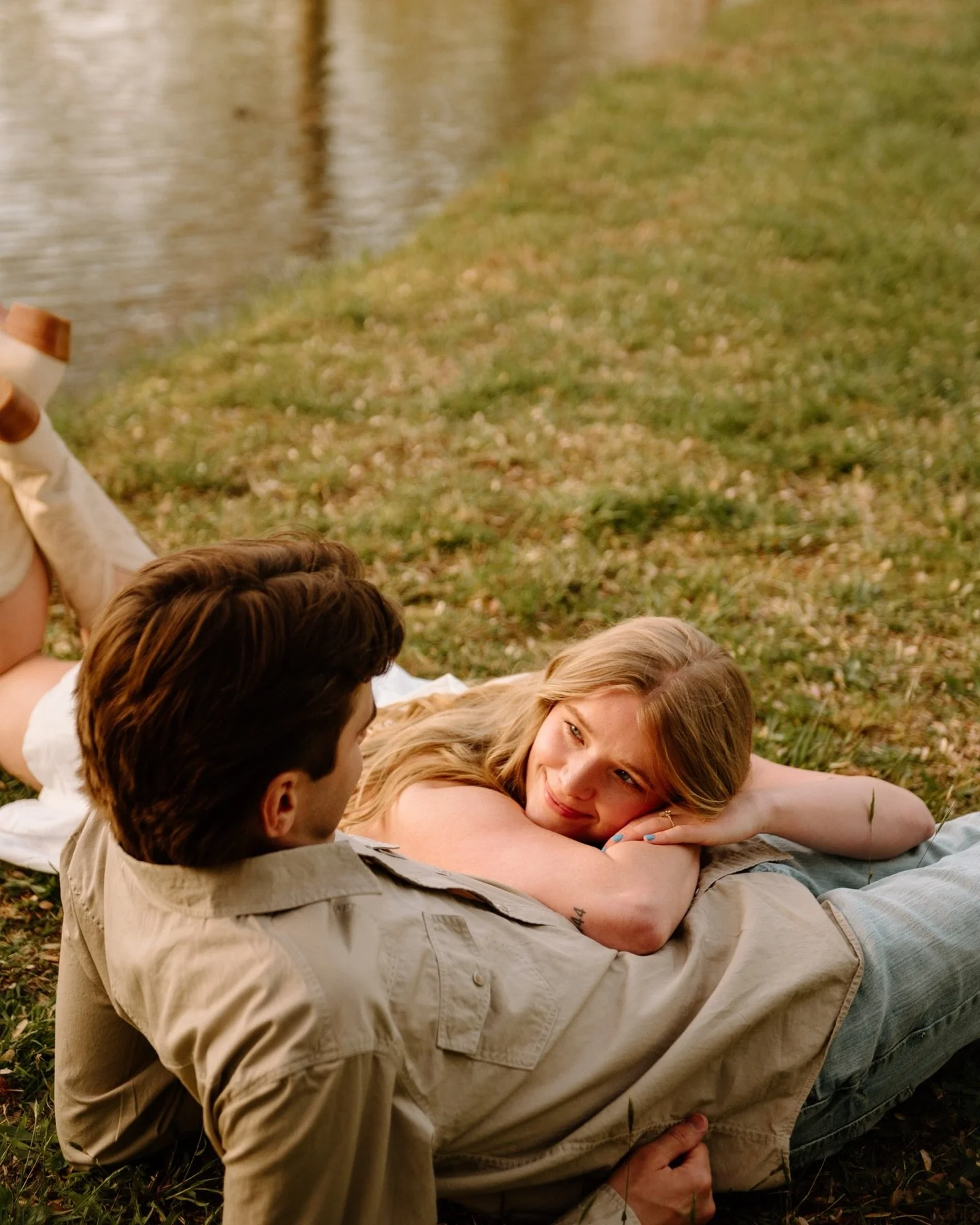 If you want your engagement session to feel more like you&rsquo;re starring in your own romcom playing out in a field together, you know who to call 😌🌾