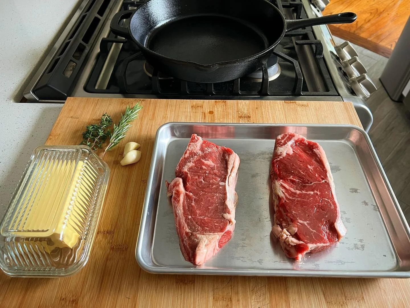 I don&rsquo;t know what you&rsquo;re having for breakfast but&hellip; 🥩🥩 #steak #breakfast #castiron #garlic