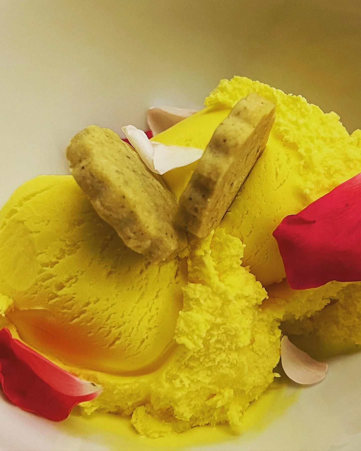 Made @foodandwine saffron rosewater ice cream with cardamom cookies. Increased the cream by half a cup and decreased whole milk by the same to avoid any crystallization. Smooth as silk. Added home grown rose petals for the razzle-dazzle. #icecream #c