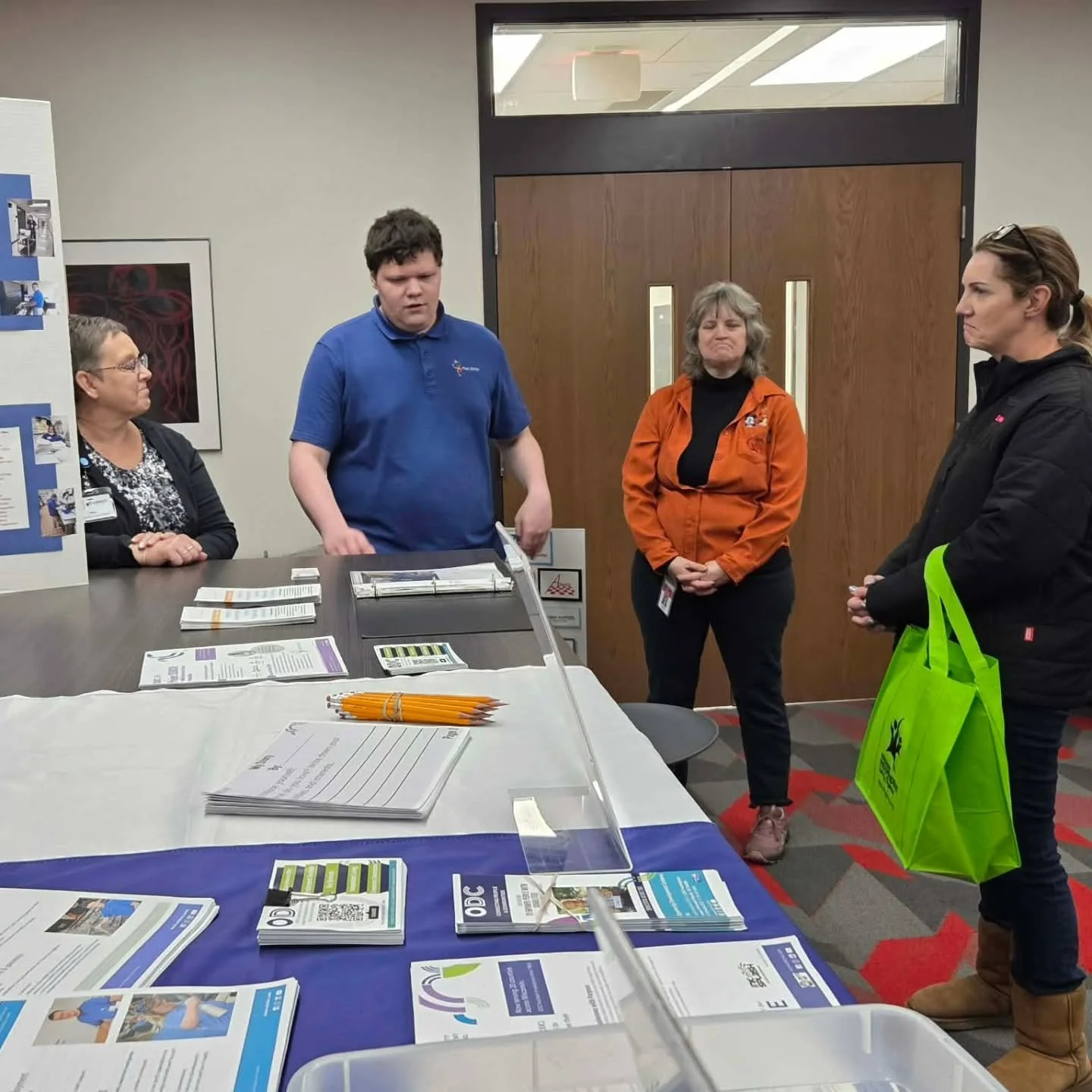 We'd like to give Cole, a current Project Search at Aspirus Wisconsin Rapids intern, 𝗔 𝗛𝗨𝗚𝗘 𝗦𝗛𝗢𝗨𝗧-𝗢𝗨𝗧 𝗙𝗢𝗥 𝗩𝗢𝗟𝗨𝗡𝗧𝗘𝗘𝗥𝗜𝗡𝗚 at the WR Lincoln High School Transition Fair last week! 𝗛𝗘 𝗗𝗜𝗗 𝗔𝗡 𝗢𝗨𝗧𝗦𝗧𝗔𝗡𝗗𝗜𝗡𝗚 𝗝𝗢𝗕