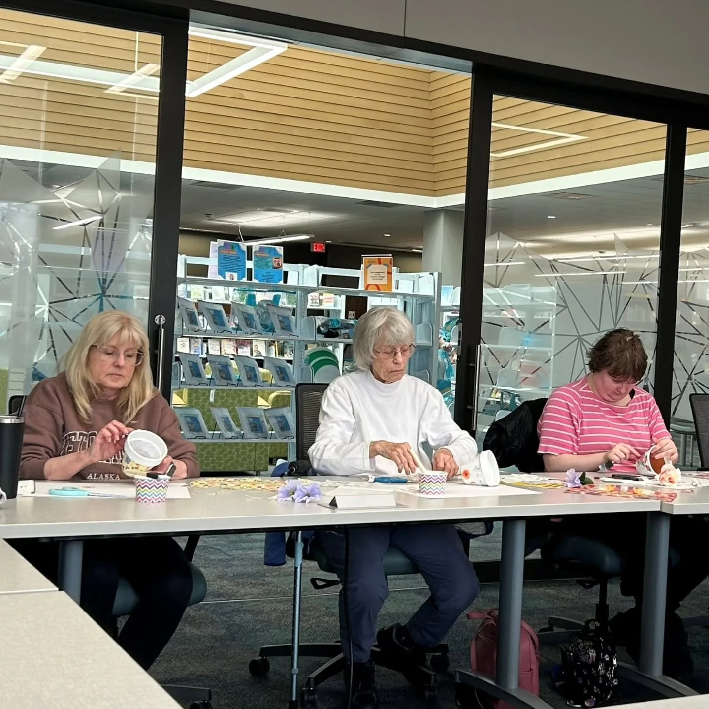 𝗪𝗘 𝗟𝗢𝗩𝗘𝗗 𝗠𝗔𝗞𝗜𝗡𝗚 𝗗𝗘𝗖𝗢𝗨𝗣𝗔𝗚𝗘 𝗙𝗟𝗢𝗪𝗘𝗥 𝗣𝗢𝗧𝗦 at Adult Crafternoon at @mcmillanlibrary! It's such a fun &amp; cheery springtime craft and everyone's turned out beautiful!