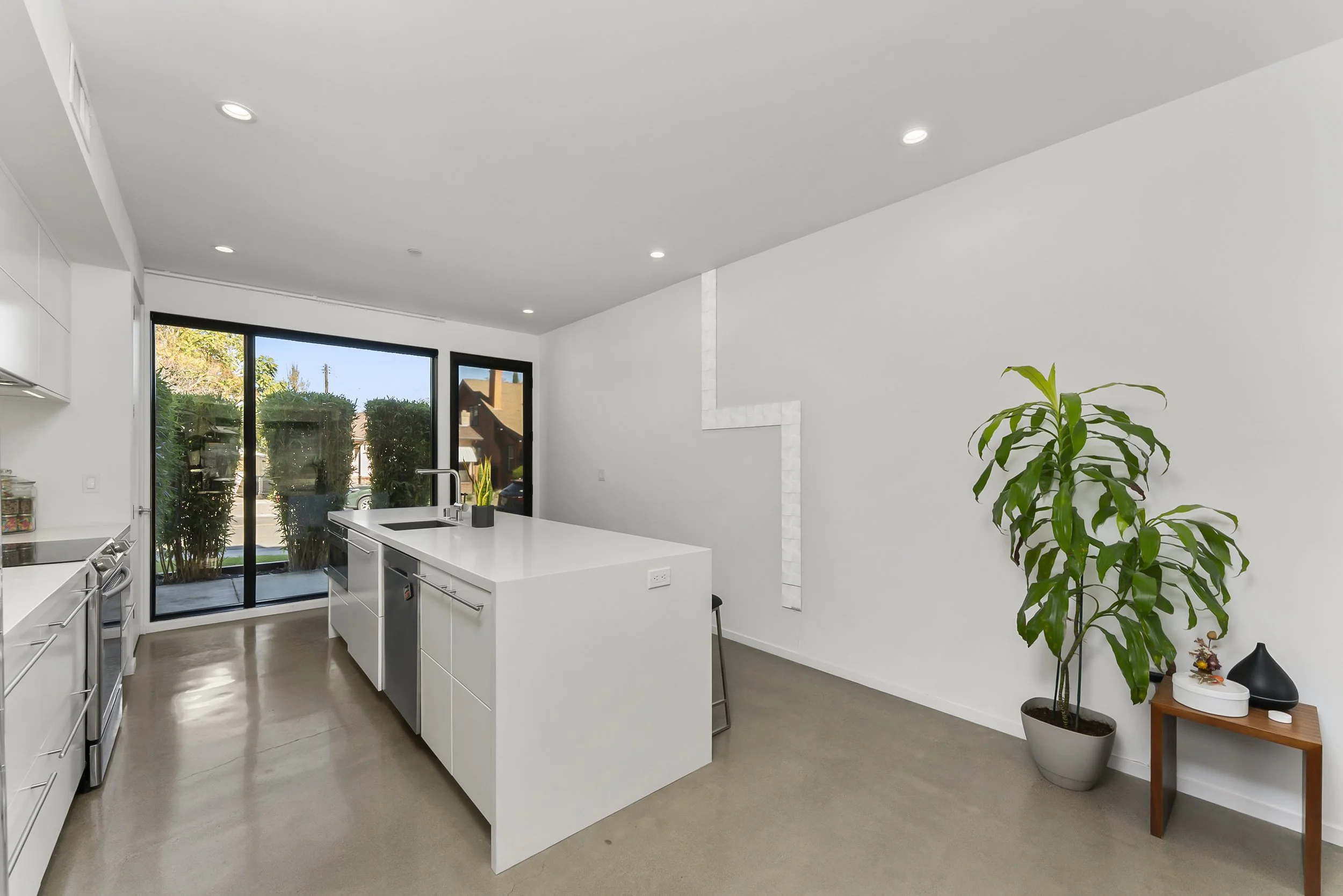 1008 Yale St Photos (21).JPG