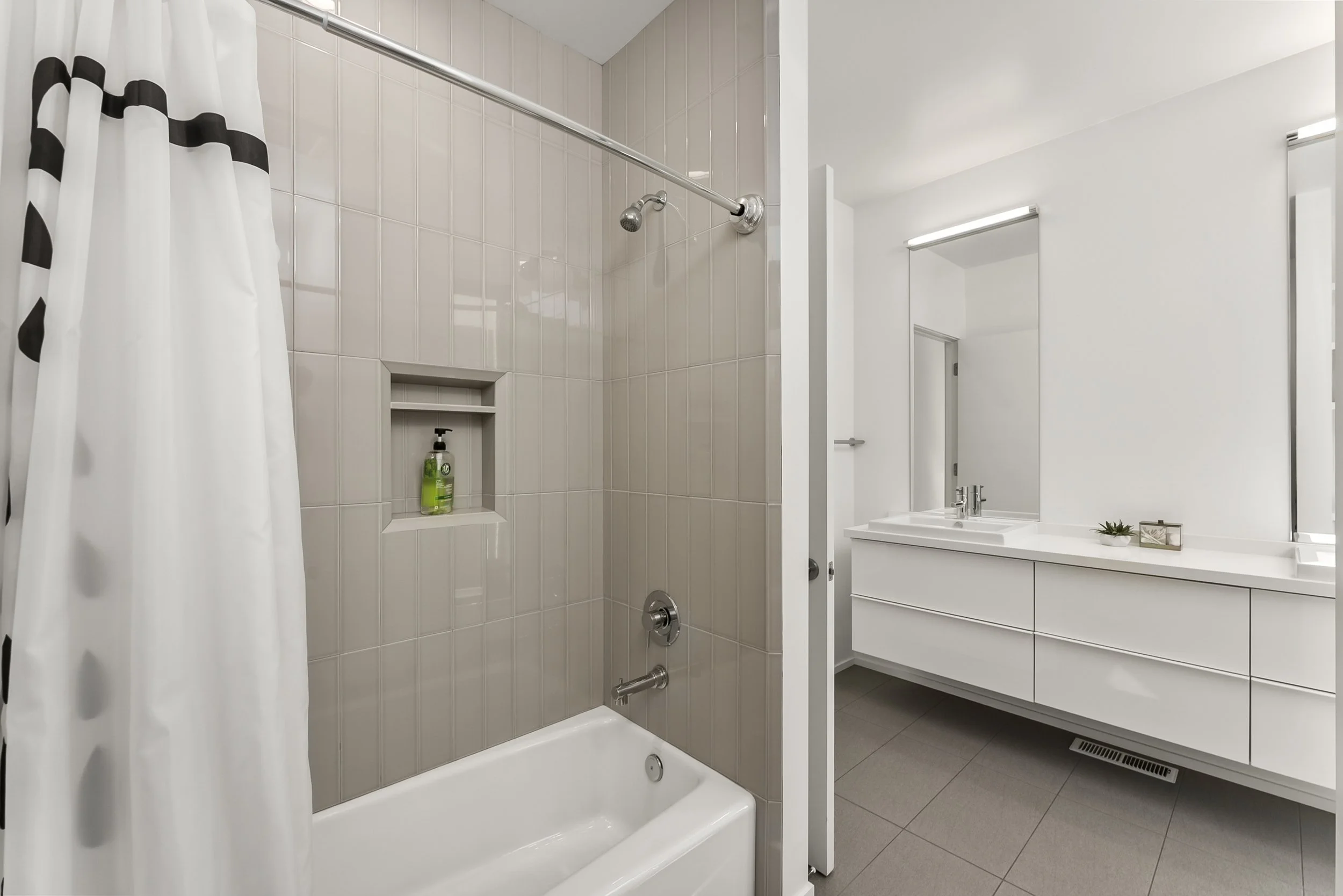 1008 Yale St Photos (44).JPG