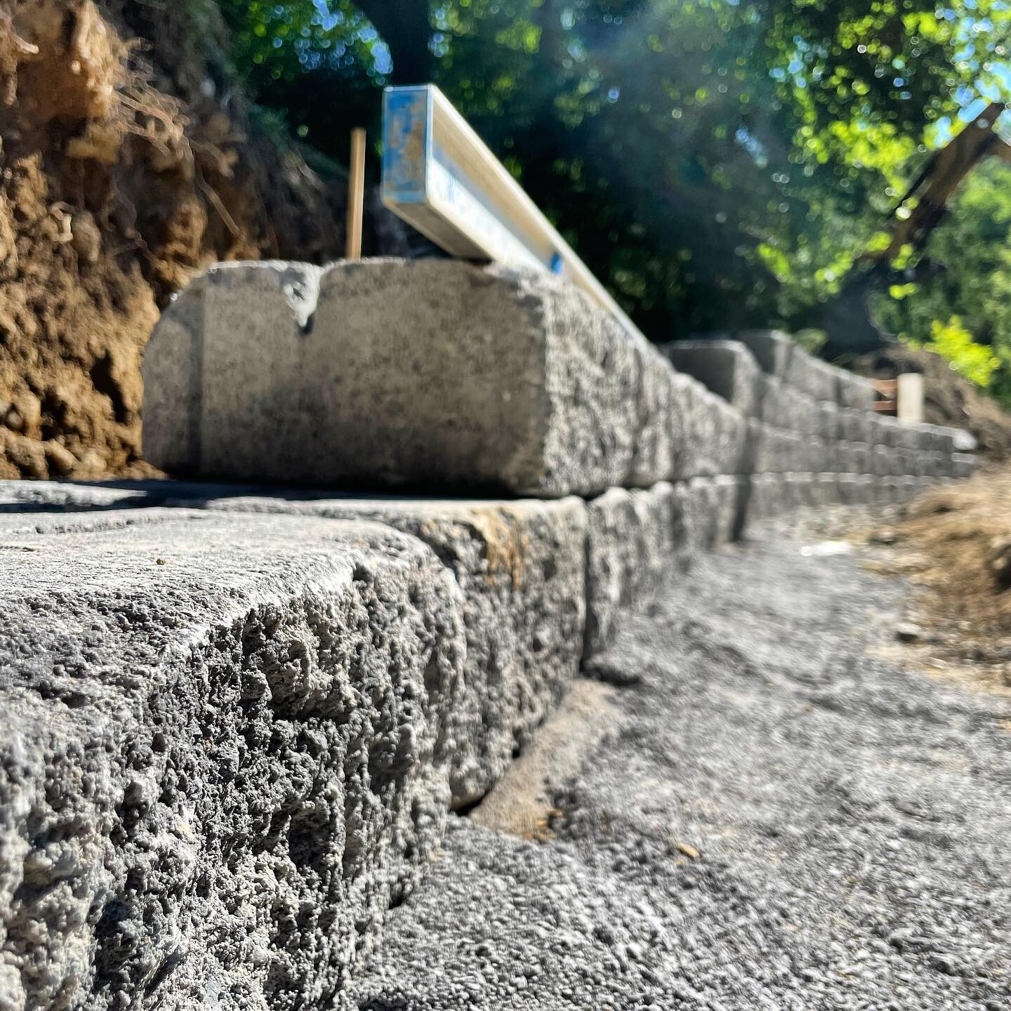 📐Retaining wall going in with detail &amp; precision 📐
.
.
.
.
.
.
.
.
.
.
.
#amazinglandscapes #landscapeideas #outdoorliving #backyardgoals #luxuryhomes #backyardtransformation #luxurybackyard #backyarddesigns #retainingwall #backyardlandscaping 