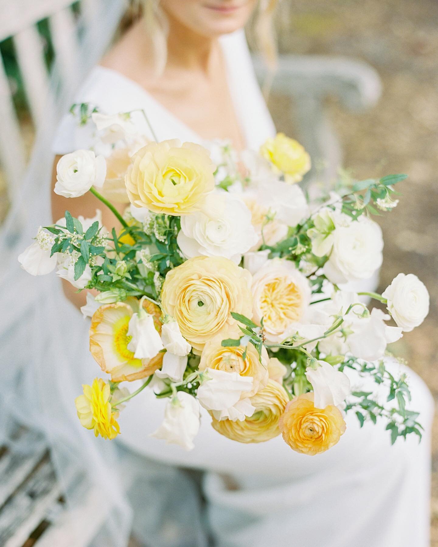 Still swooning over these bright blooms!

&bull; 

Bouquet: @ironandclayflowers 
Image: @mollinerphotography 
Bride: @christinajwhitt 

&bull; 

#bridalbouquet #bride #weddingflowers #bouquet #summerwedding #yellowbouquet #weddingflorist #floraldesig