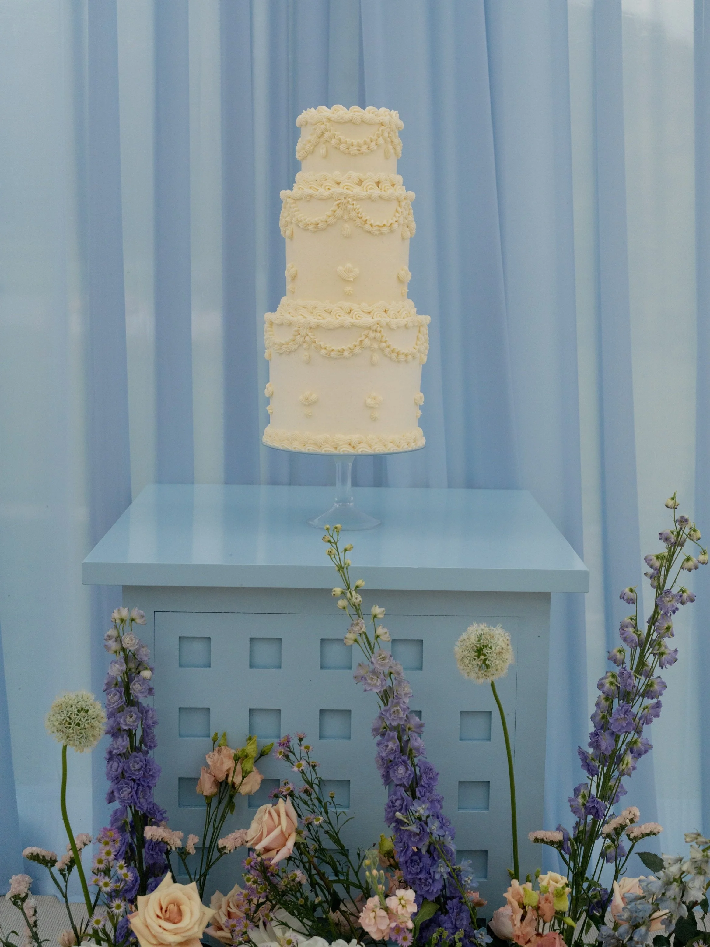 Saved room for dessert?

Planning &amp; Design: @theshindigco
Venue &amp; Culinary: @highhamptonnc
Photography: @lisaziesing @abbyjiu

#destinationwedding #floridaweddingplanner #weddinginspo #destinationweddingplanners #2026bride