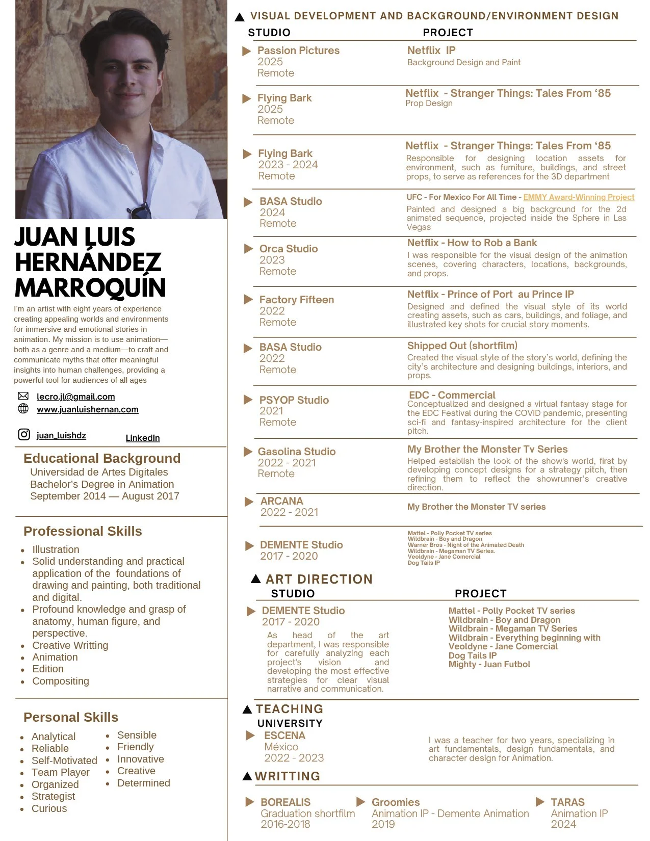 Currículum vitae de Juan Luis Hernández Marroquín, artista con ocho años de experiencia en creación de mundos y ambientes para historias inmersivas y emocionales en animación. Incluye foto de un joven hombre con camisa blanca, fondo de piedra, y detalles contacto, formación académica en la Universidad de Artes Digitales, habilidades profesionales en ilustración, animación y escritura creativa, experiencia en proyectos y dirección artística, además de experiencia docente en México y conocimientos en escritura y habilidades personales en confiabilidad y creatividad.