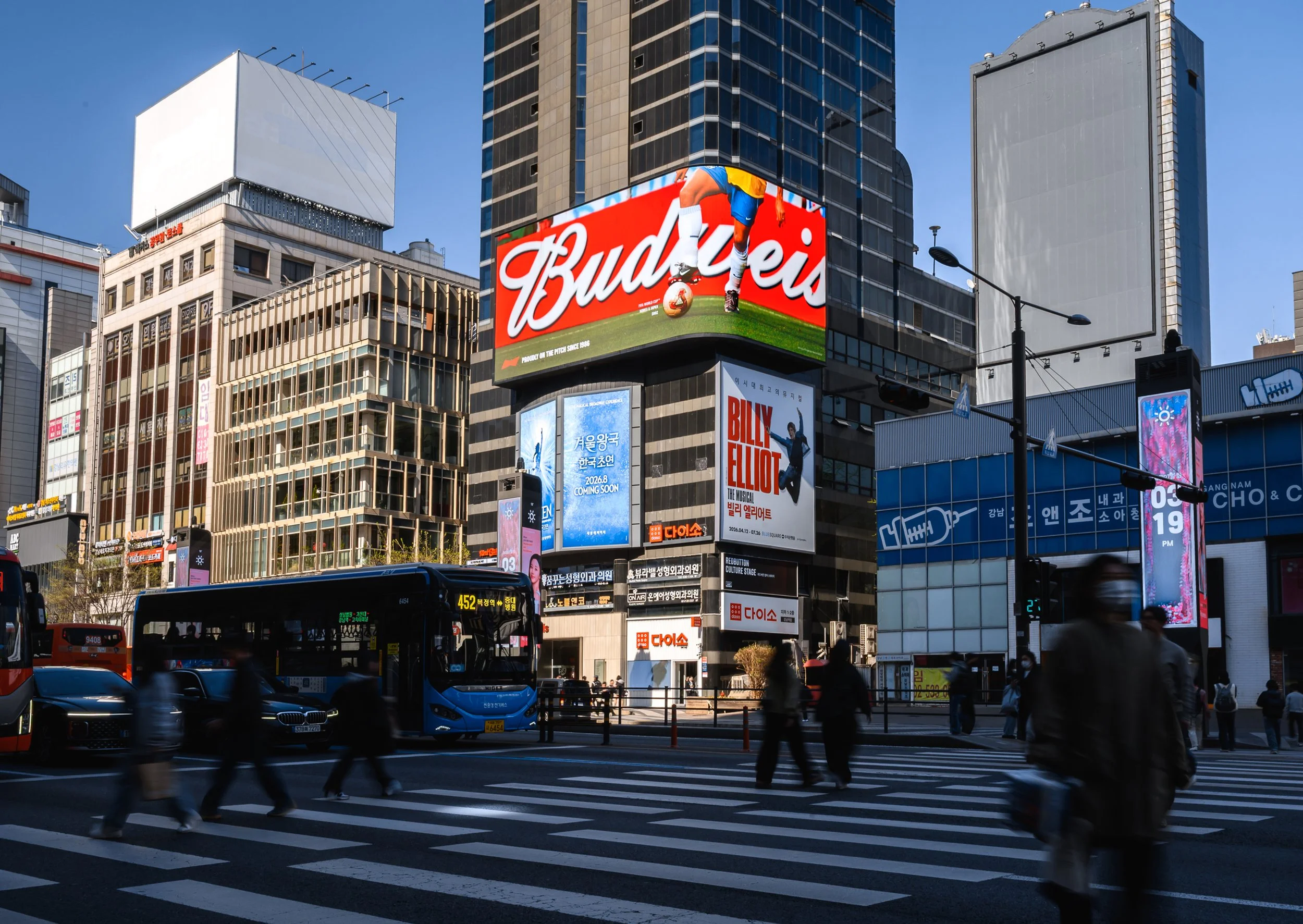 Budweiser_ProudlyOnThePitch_SouthKorea-OOH.jpg