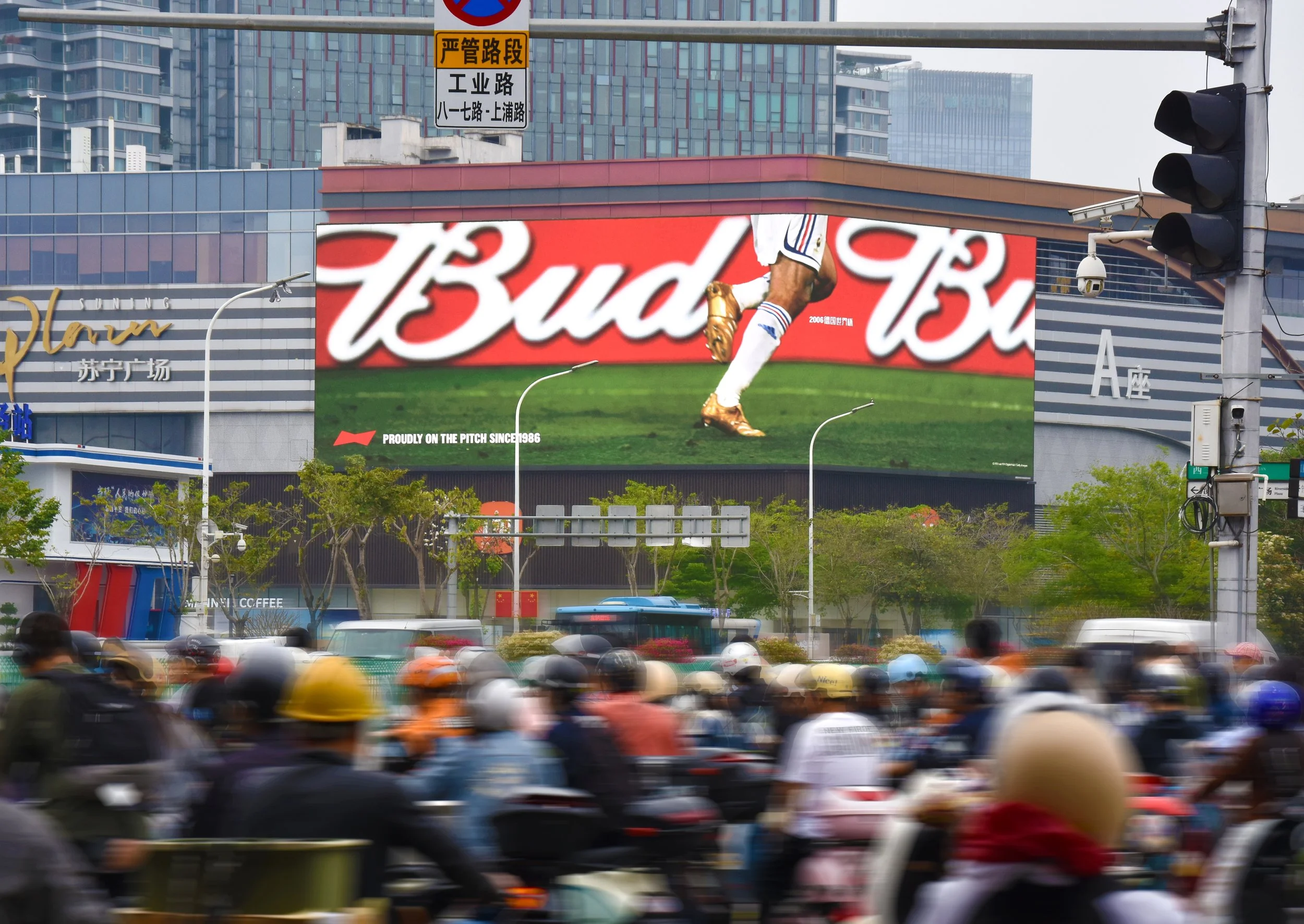 Budweiser_Proudly_OOH_China-Fuzhou.jpg