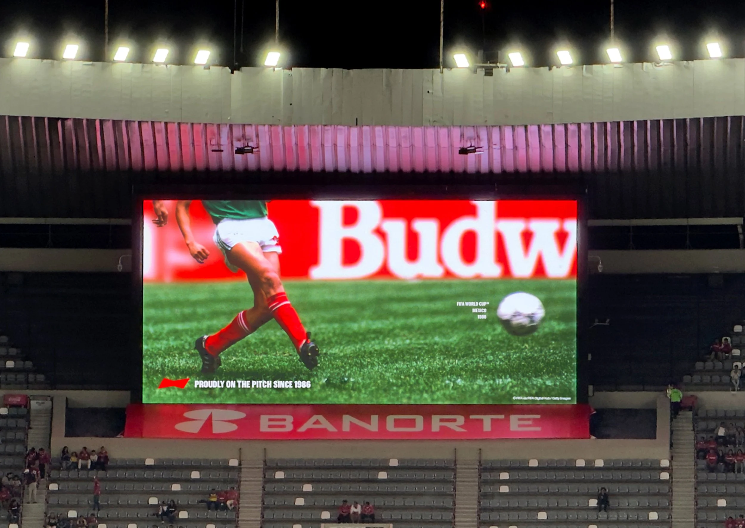 Budweiser_Proudly_OOH_Mexico.jpg