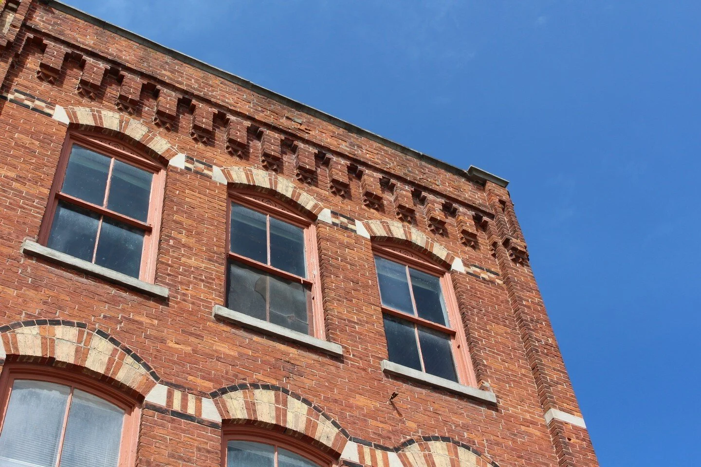 Work in Collingwood!⁠
⁠
With a growing population, business diversity, and a beautiful landscape, the town is the perfect work/life balance. ⁠
⁠
Come to Collingwood and find support and innovation on every corner. With creative hubs and cafes tailore