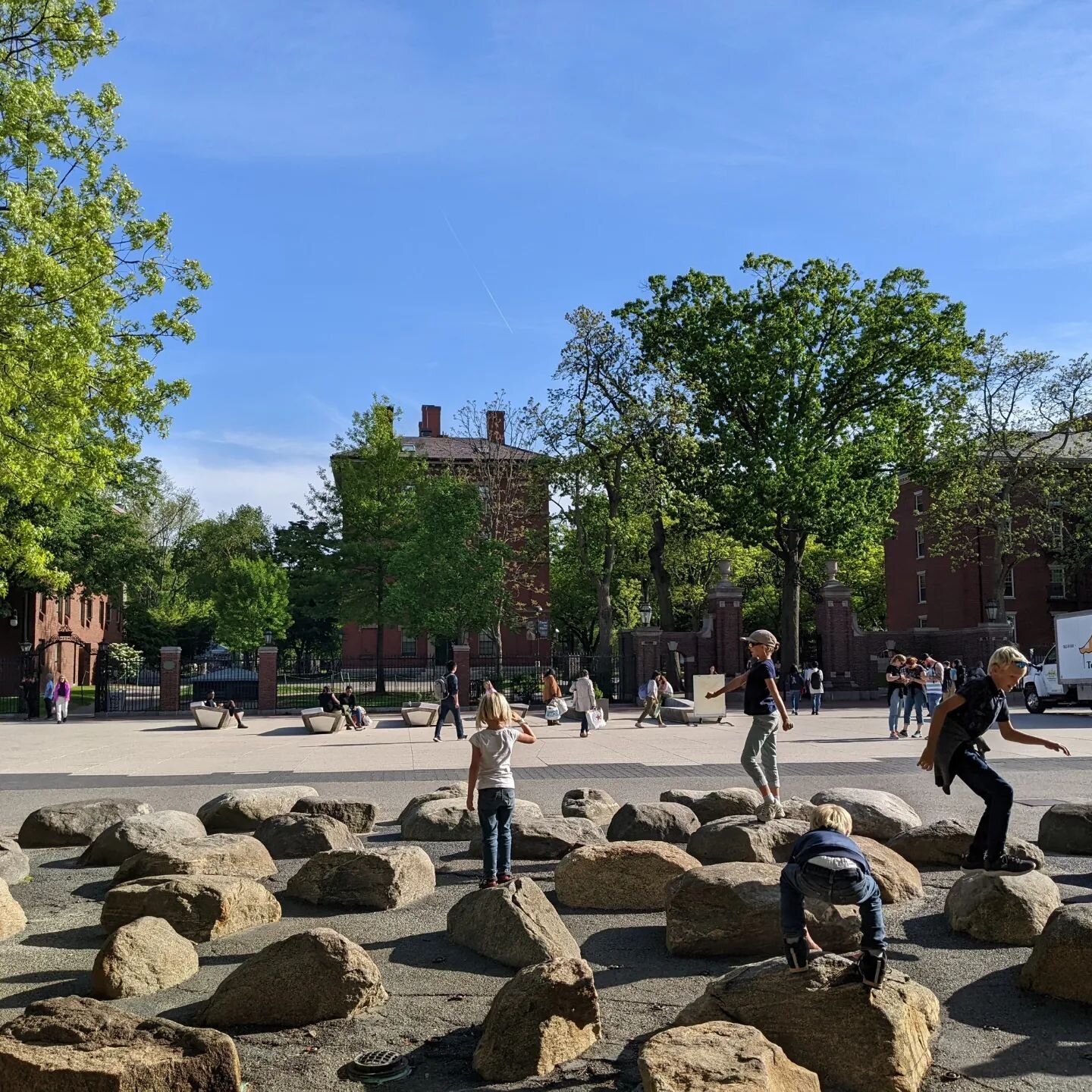 Once at the  East Coast of the USA, we decided to  also visit Boston, including Harvard University which is surrounded by a very friendly beautiful square and of course its famous Harvard Bookstore. We catched up with our friends from Carolina who we