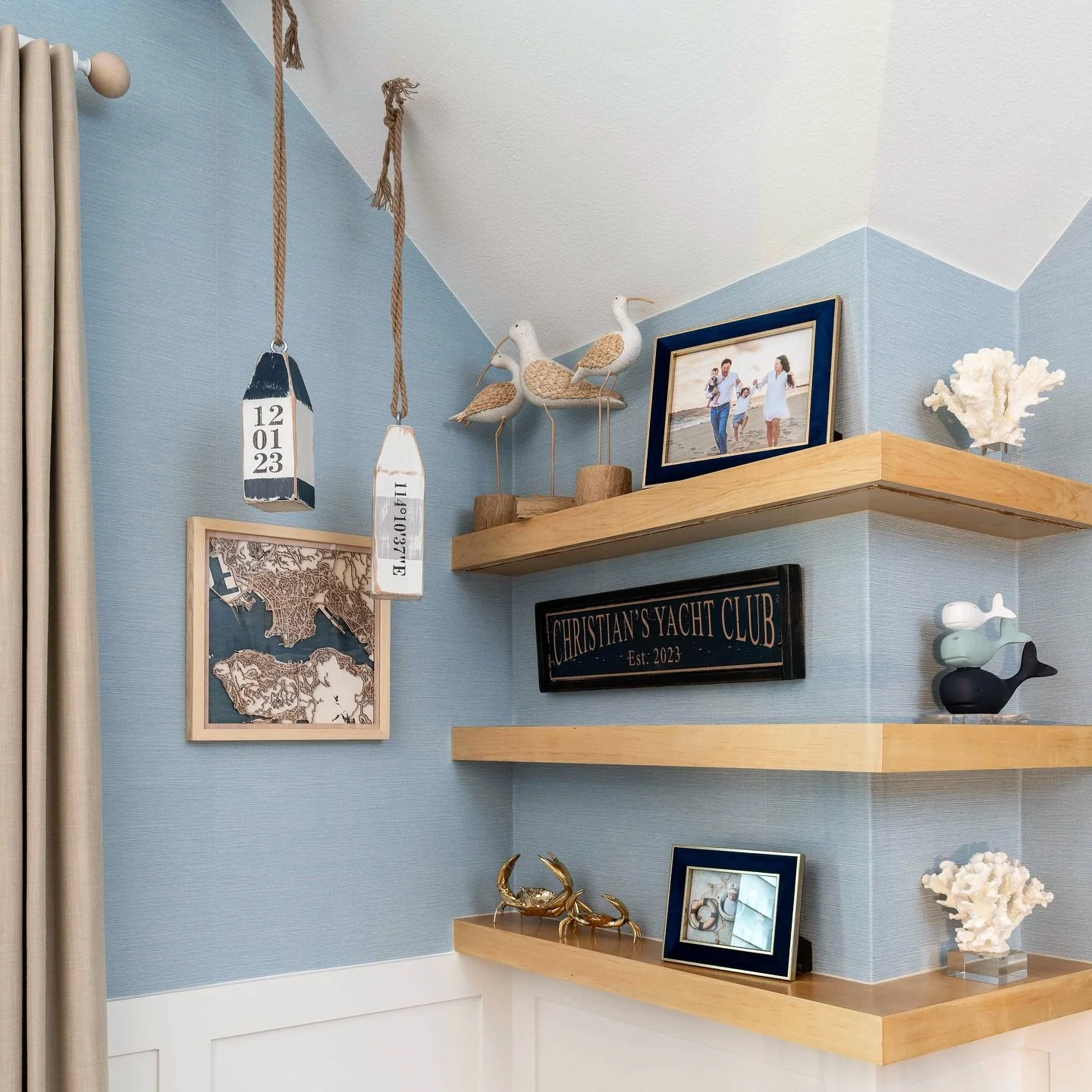 The details are what matters! ⚓️🐳🦀🐟🦈

All new furniture is great! Paint and Wallpaper is the best! Lighting is fabulous! But&hellip;The fine little unique, details? 
That is what brings a room to life! 🙌🏼💙

Oh and those shelves light up! 💡

T