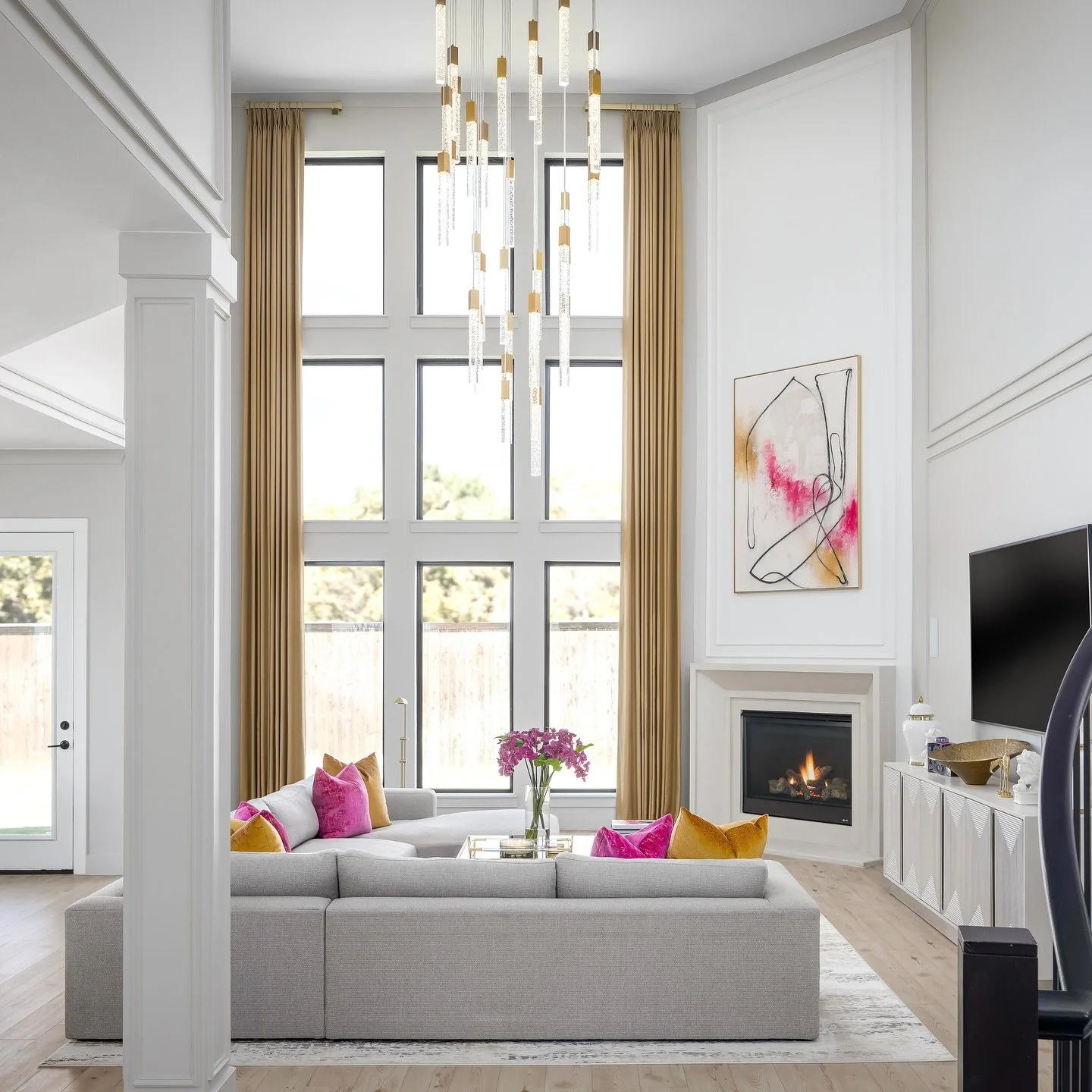 Brrrrr&hellip; anyone else ready to light up that fireplace, or is it just me? 🔥
If you know me, you know cold weather &amp; I are not friends 😝 So give me any excuse to cozy up to a pretty fire &amp; I&rsquo;m all about it! 

And while we&rsquo;re