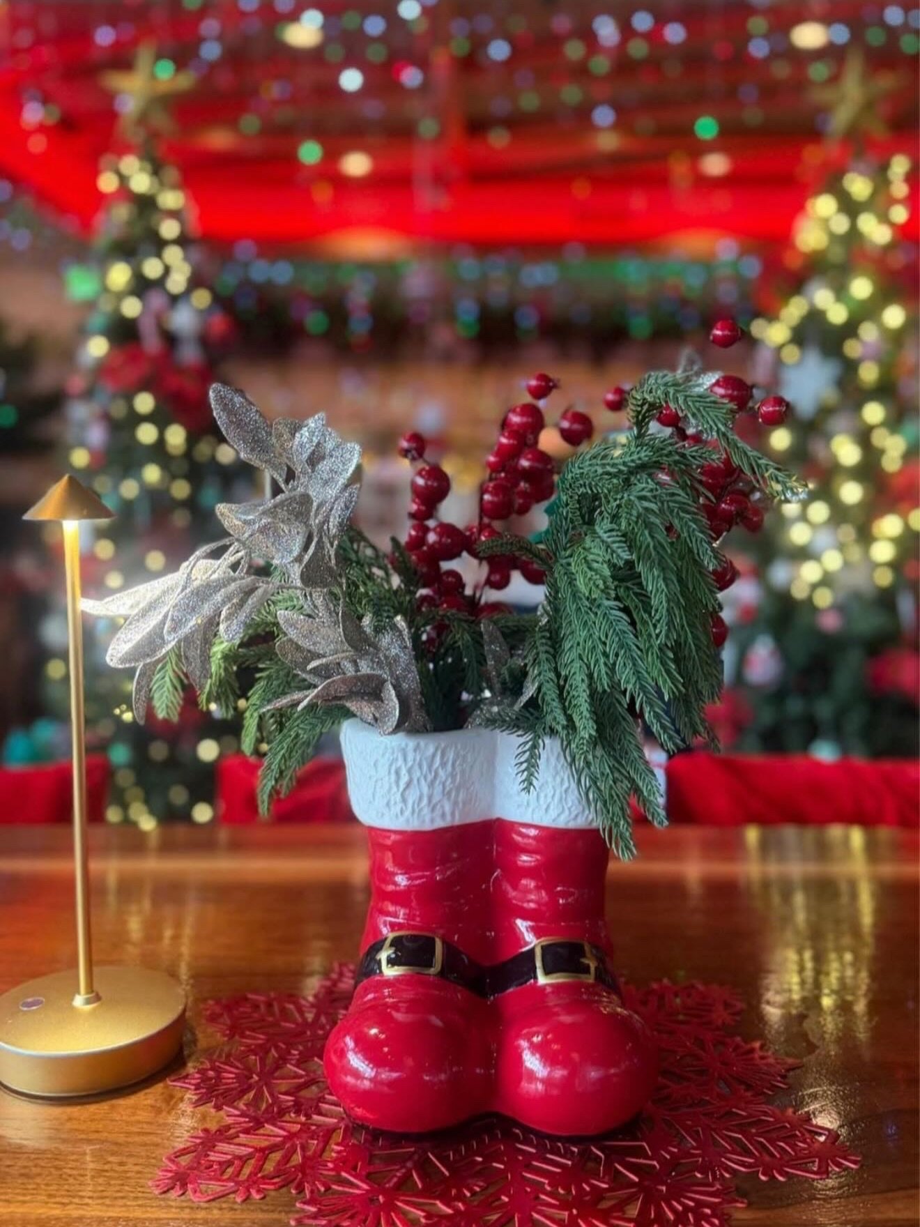 Last night was the perfect way to wrap up the year with the BEST team! 🥂🎄🖤
✨
@rosalynbellamyfranklin @emiilyc13 
@skyler.mcintosh &amp; @_hkaplan 

Ending the year by saying THANK YOU for every ounce of hard work!! From the sourcing and procuremen