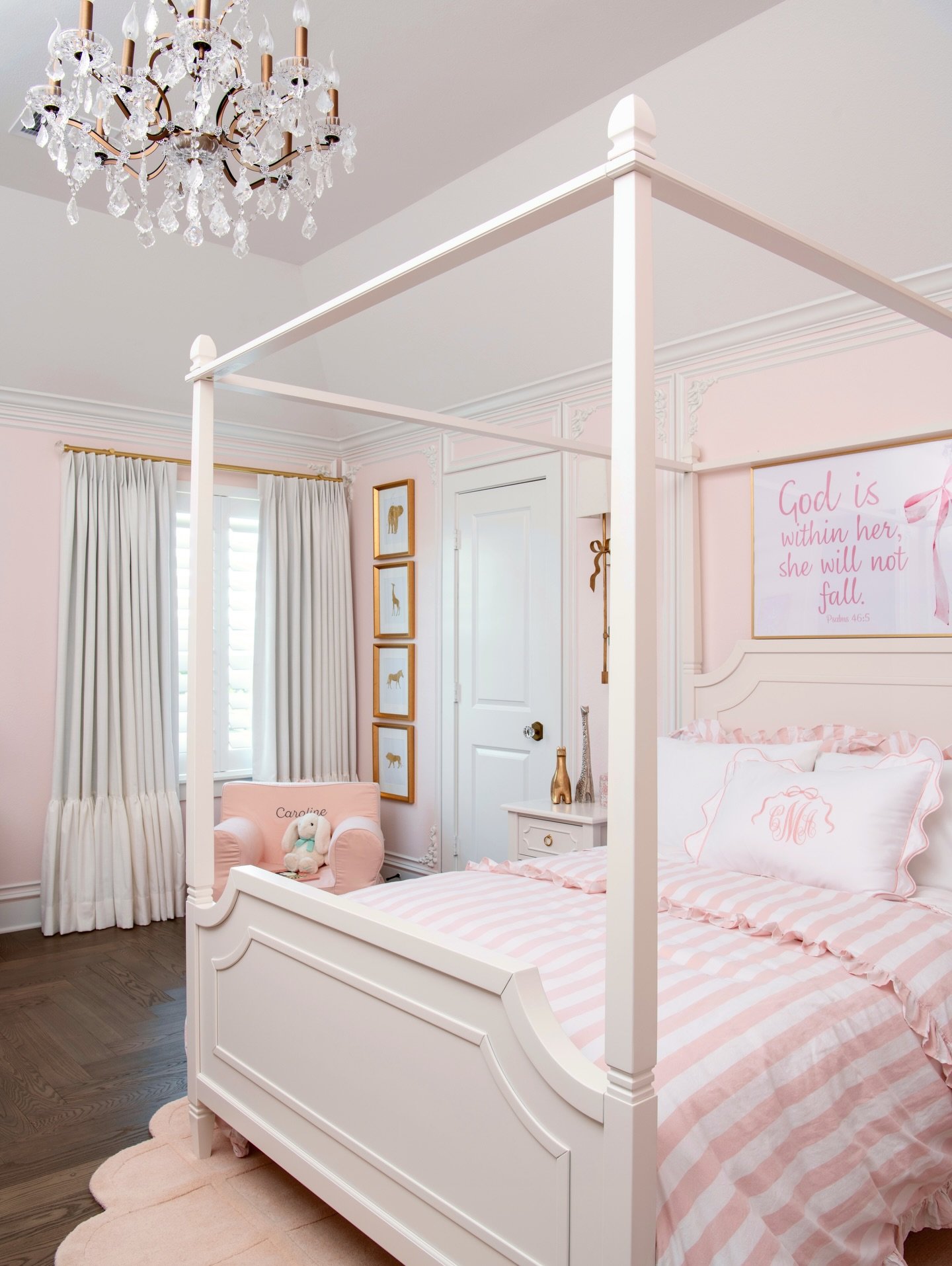 Ok Ok so This sweet girl&rsquo;s bedroom deserved more visuals. 😊

Swipe ➡️ to see how it looked before, the process &amp; and how much her room was truly transformed! 
Oh and then to end, to see how much she loved it! ☺️

From carpet to wood floors