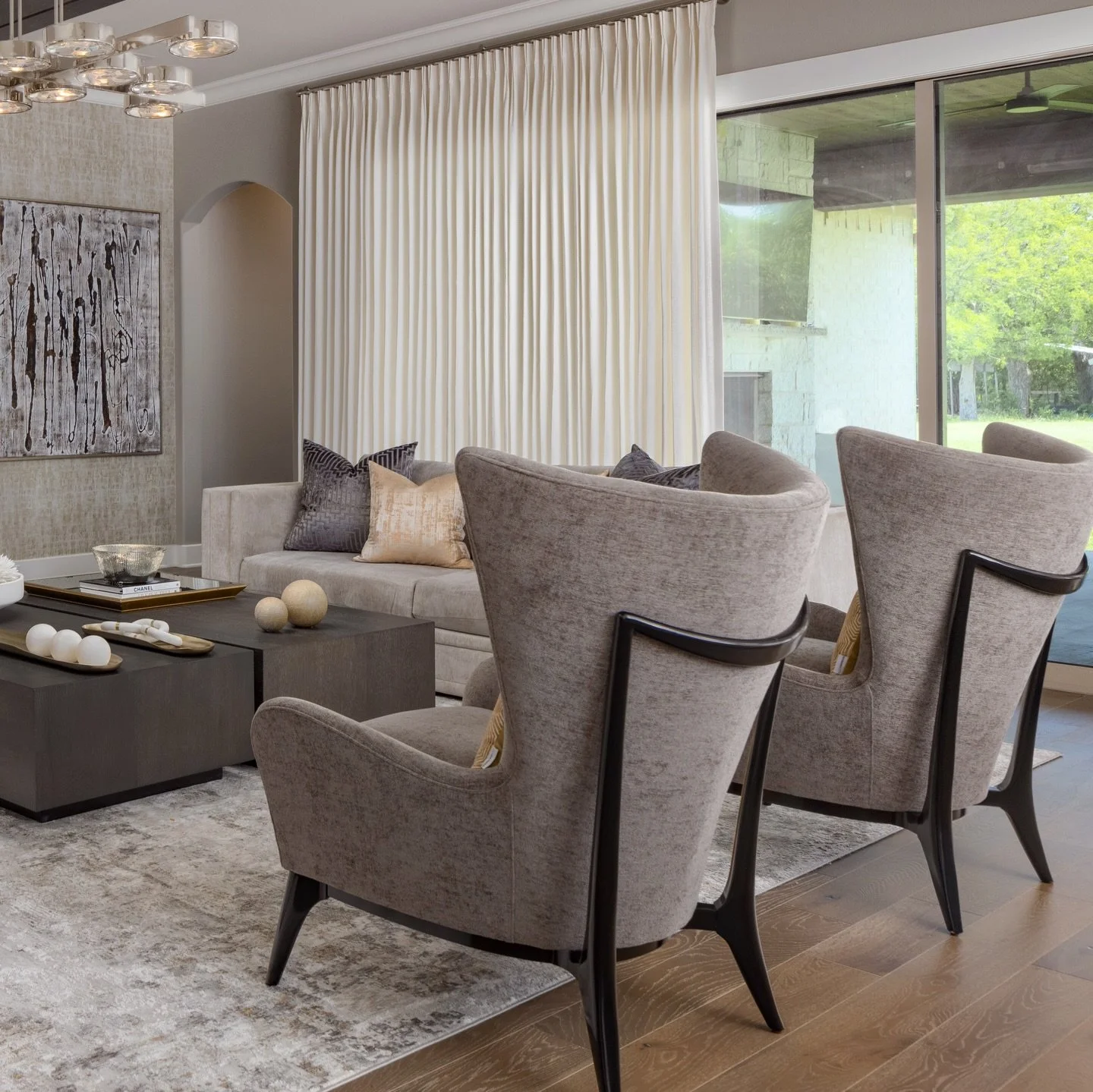 I promise! I promise&hellip; it&rsquo;s the SAME room! 🤞🏼😅

Furniture. Lighting. Drapery. Curated Accessories.
That&rsquo;s it&hellip; and yet, EVERYTHING! 

POV: Check out those customized chairs! We love furniture with character! 😉

Designs: @t