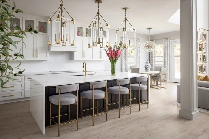 If you caught our first pinned post of our Clients dramatic, moody dark &amp; brass dining room! 🖤✨

Here&rsquo;s what makes that project so special, that room was intentionally designed to stand apart! 
A bold statement in a light, airy, and beauti