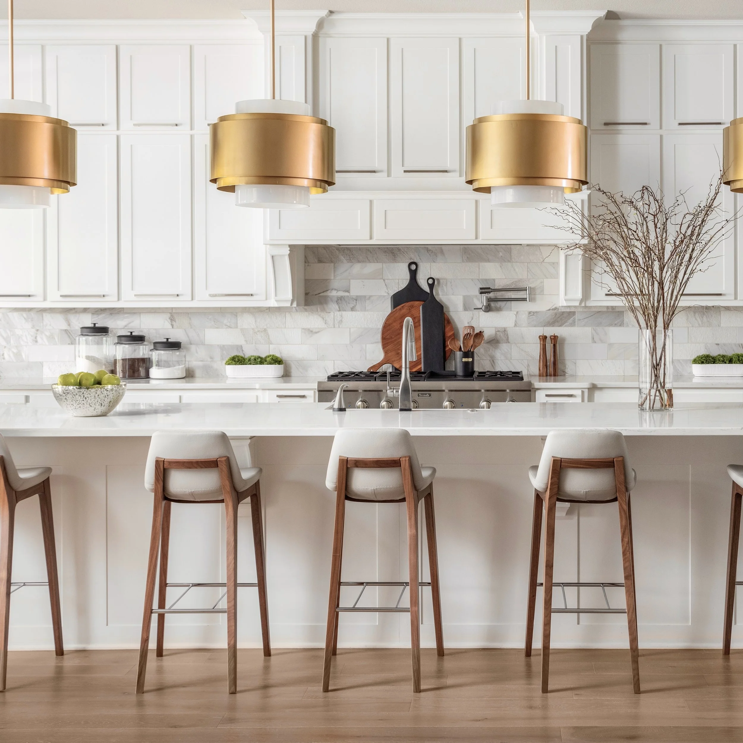 Monday morning energy &hellip; in theory! 🥴

New week. New energy. New beginnings. ✨

Design: @thebestisyettocomedesignsllc 
📸 @aaron_dougherty_photo 

#kitchenmakeovers #modernkitchens #dallasinteriordesigner #moderninteriordesign #dallasdesigner 
