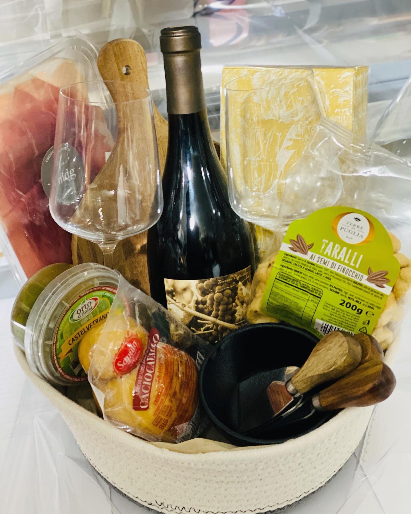 This basket would make the perfect housewarming gift for a friend!

It has everything they could want for a charcuterie board!
.
.
.
.
#giftbasket #giftbaskets #giftideas #gourmetgiftbaskets #giftbasketsforalloccasions #customizedgiftbasket #customiz