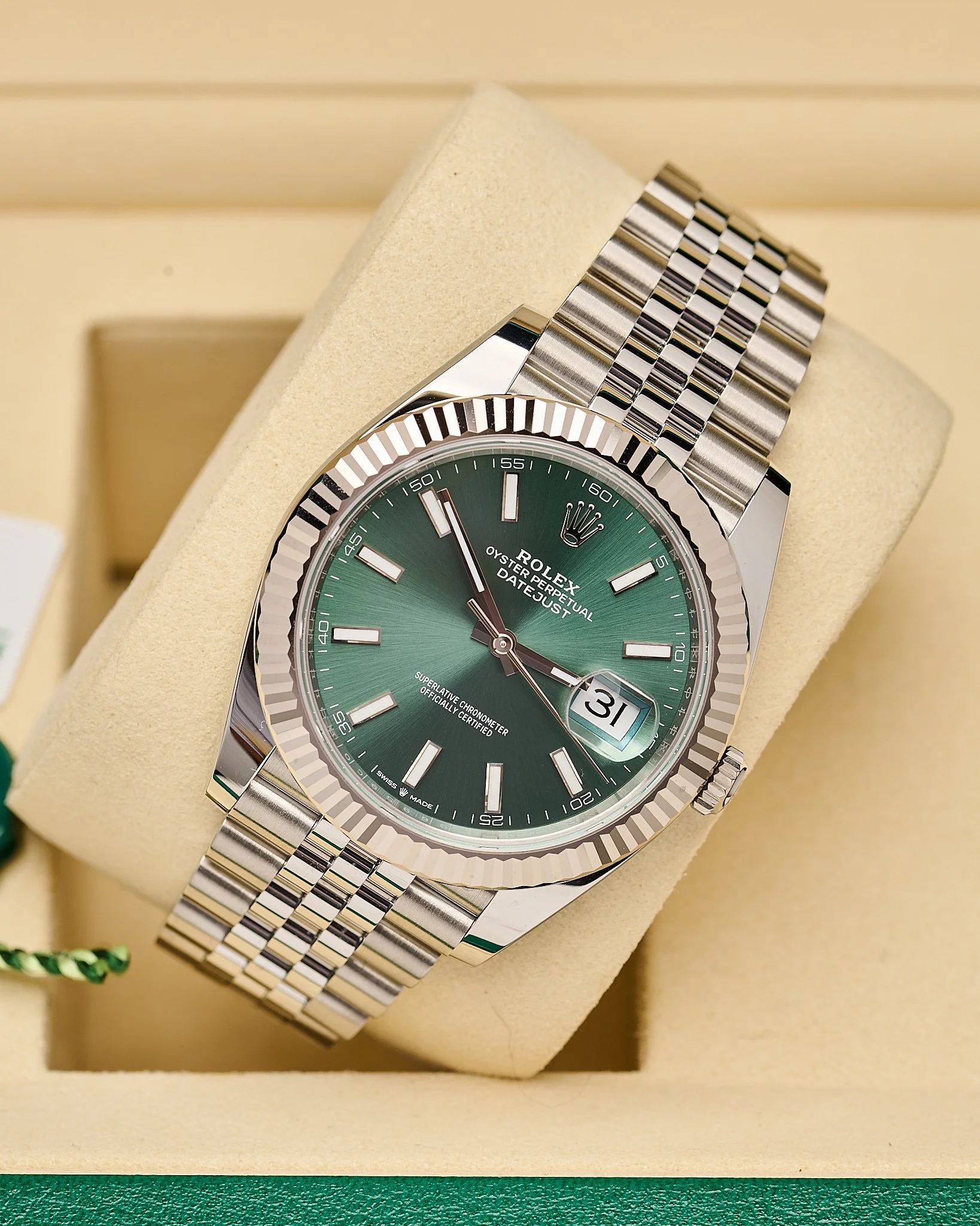 Rolex Date just 126334 41mm green jubilee 2025_05.jpg