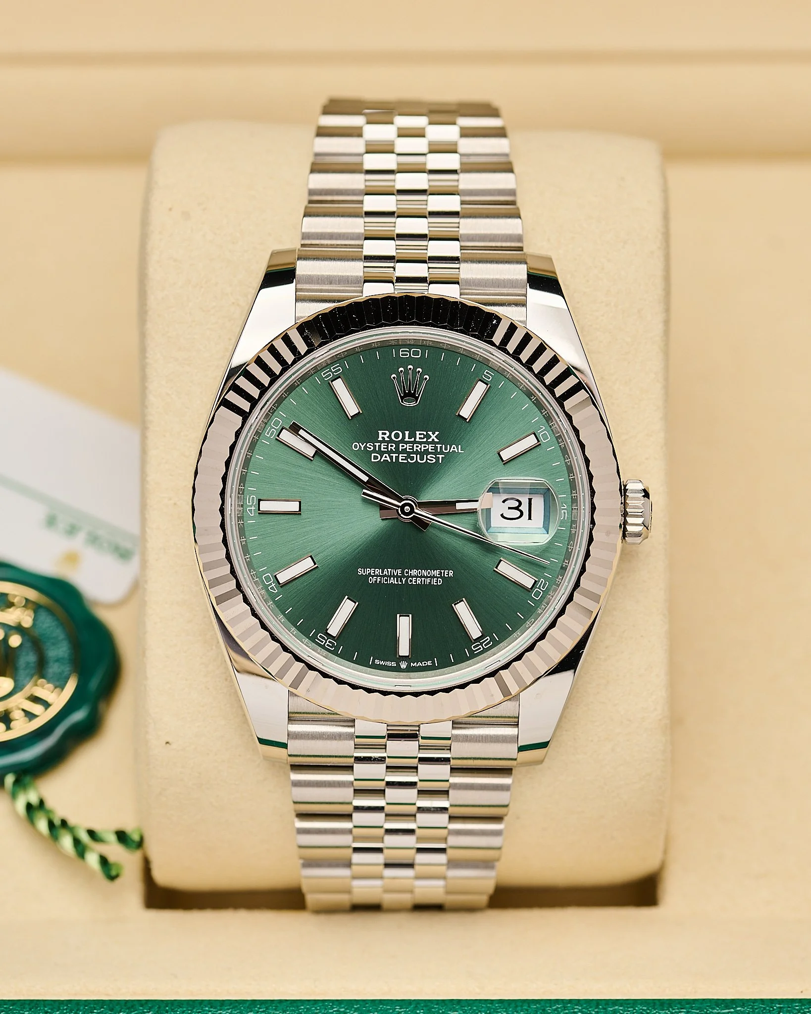 Rolex Date just 126334 41mm green jubilee 2025_01.jpg
