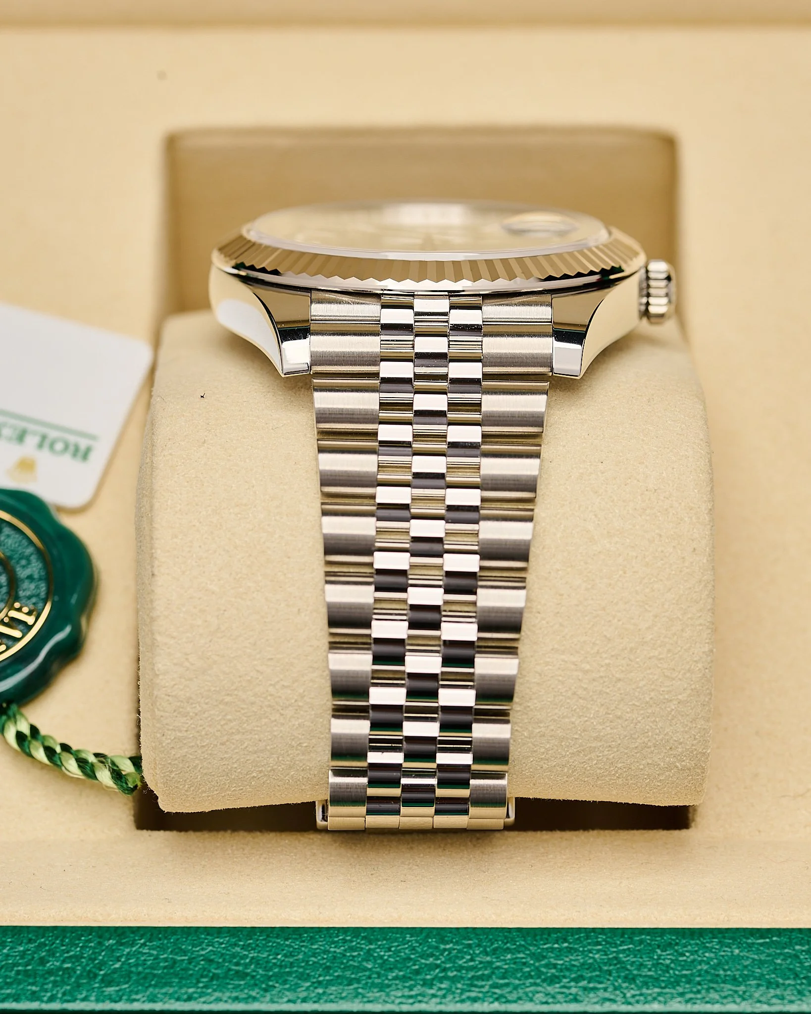 Rolex Date just 126334 41mm green jubilee 2025_02.jpg