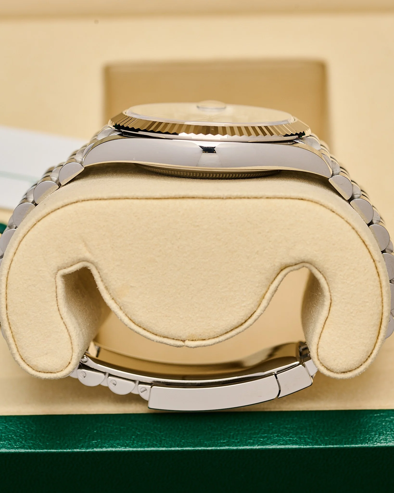 Rolex Date just 126334 41mm green jubilee 2025_07.jpg
