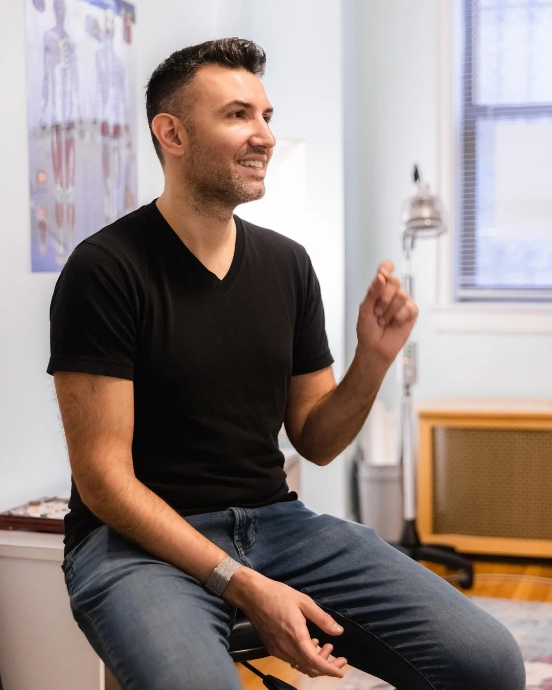 Traditional acupuncture or dry needling: which one do I need?

You do not have to know before you come in.

They are different approaches. Traditional acupuncture works with points across the body and generally works by modulating the nervous system.