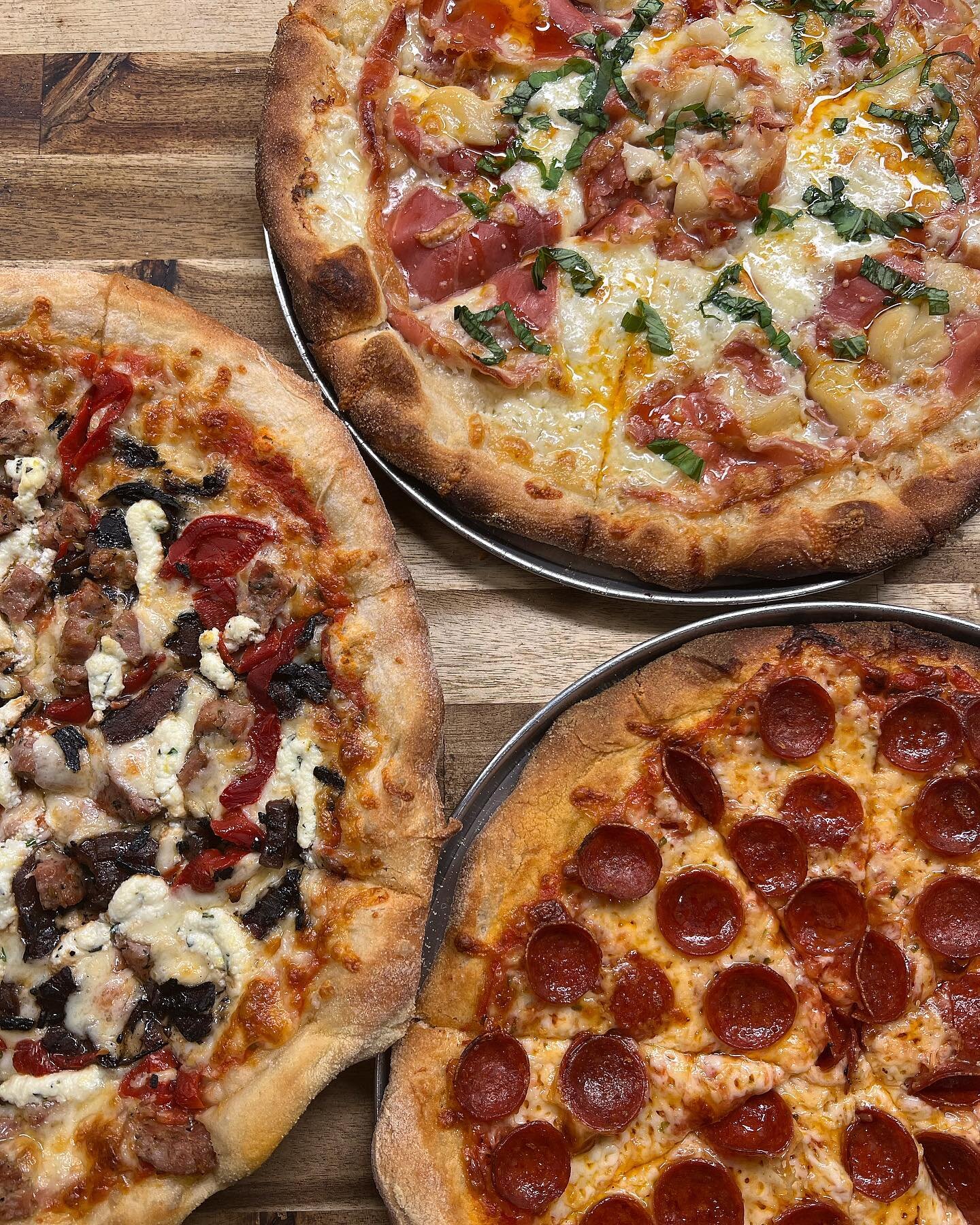 we make our dough 48hrs prior to every service, house-made sauce, house-made sausage, locally sourced ingredients from with in a 80 mile radius. can&rsquo;t get much better than that! come get come!

#dogandbeartavern #tahoma #california #smallplates