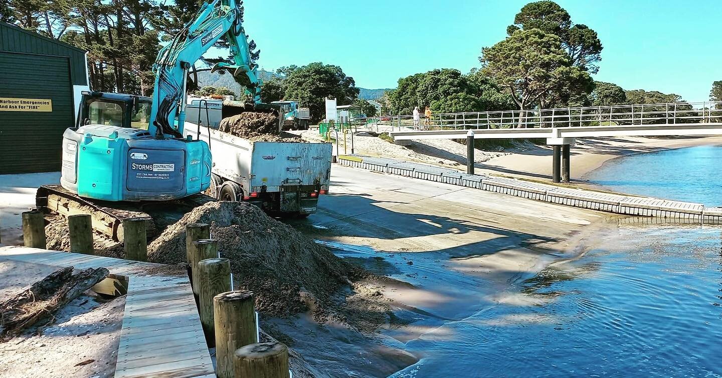 Back at the beach 🏖 Pauanui Boat Ramp 🛥 

#truck #cartage #haulage #moving #transport #summer #tree #machinery #trucklife #14tdigger #operator #diggeroperator #coromandel #excavator #waikato #digger #views #excavation  #beach #trench #digout #diggi